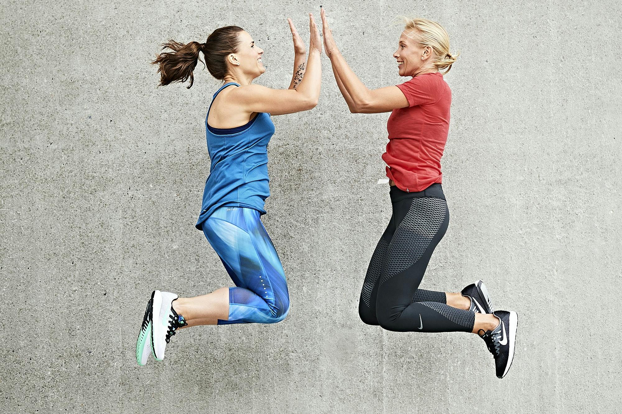 Kvinder giver high five i luften