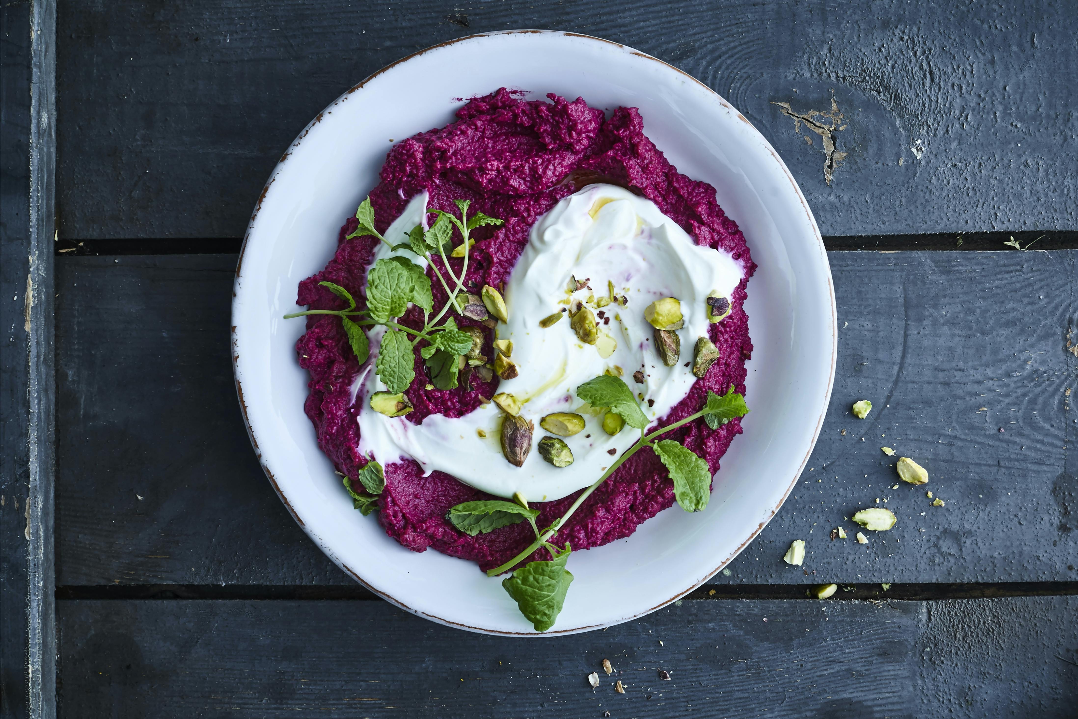 Skål med hummus på rödbetor.