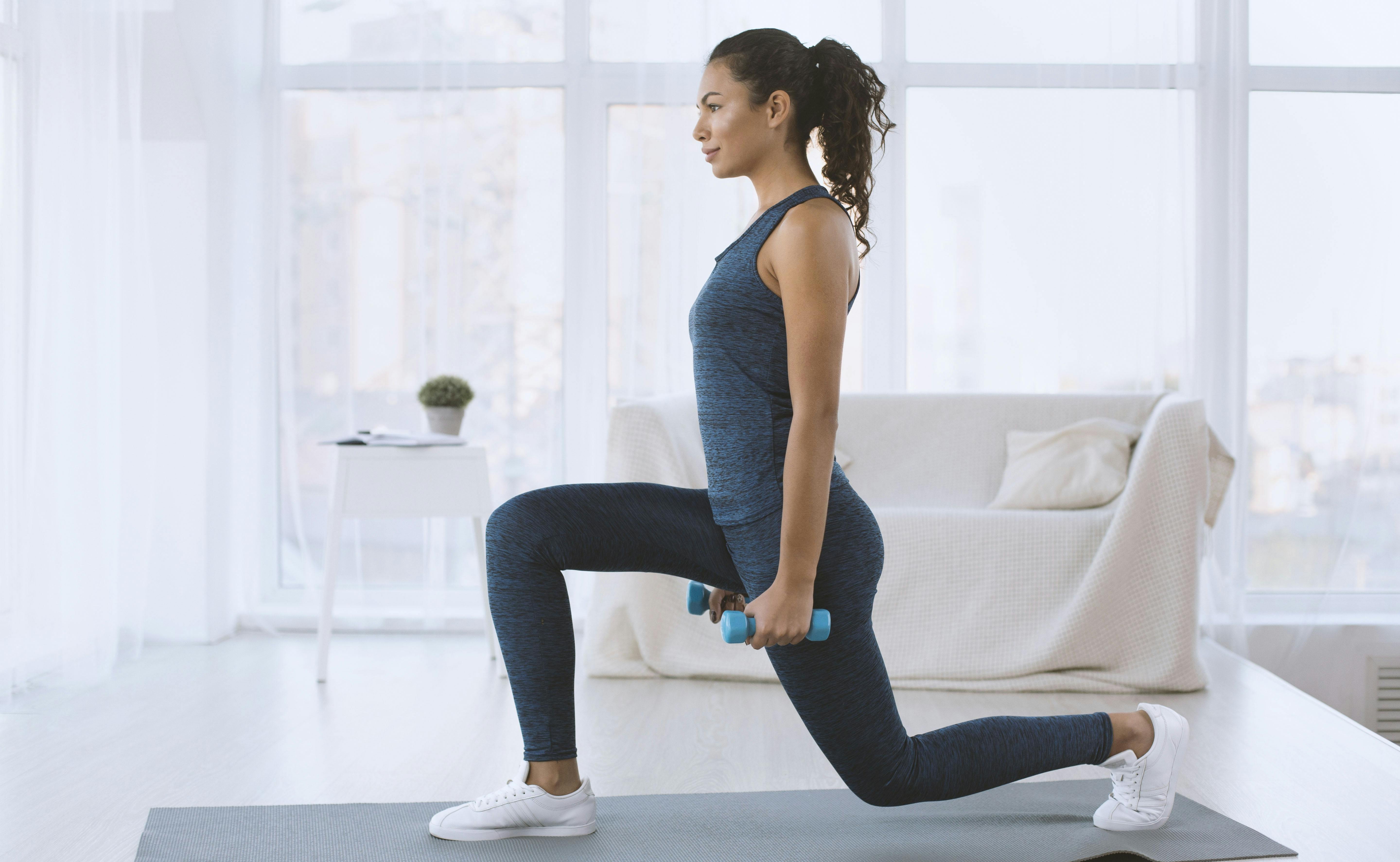 Kvinde laver lunges