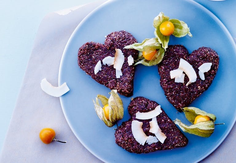 Gluteenittomat leivonnaiset suklaasta, pähkinöistä ja taateleista