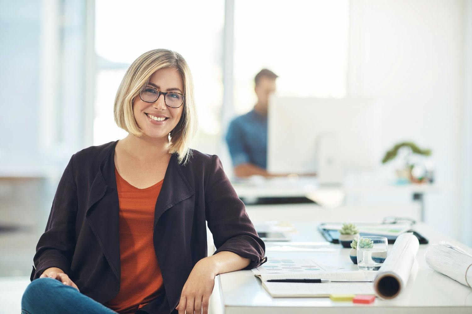 Kvinde arbejder i sin fritid