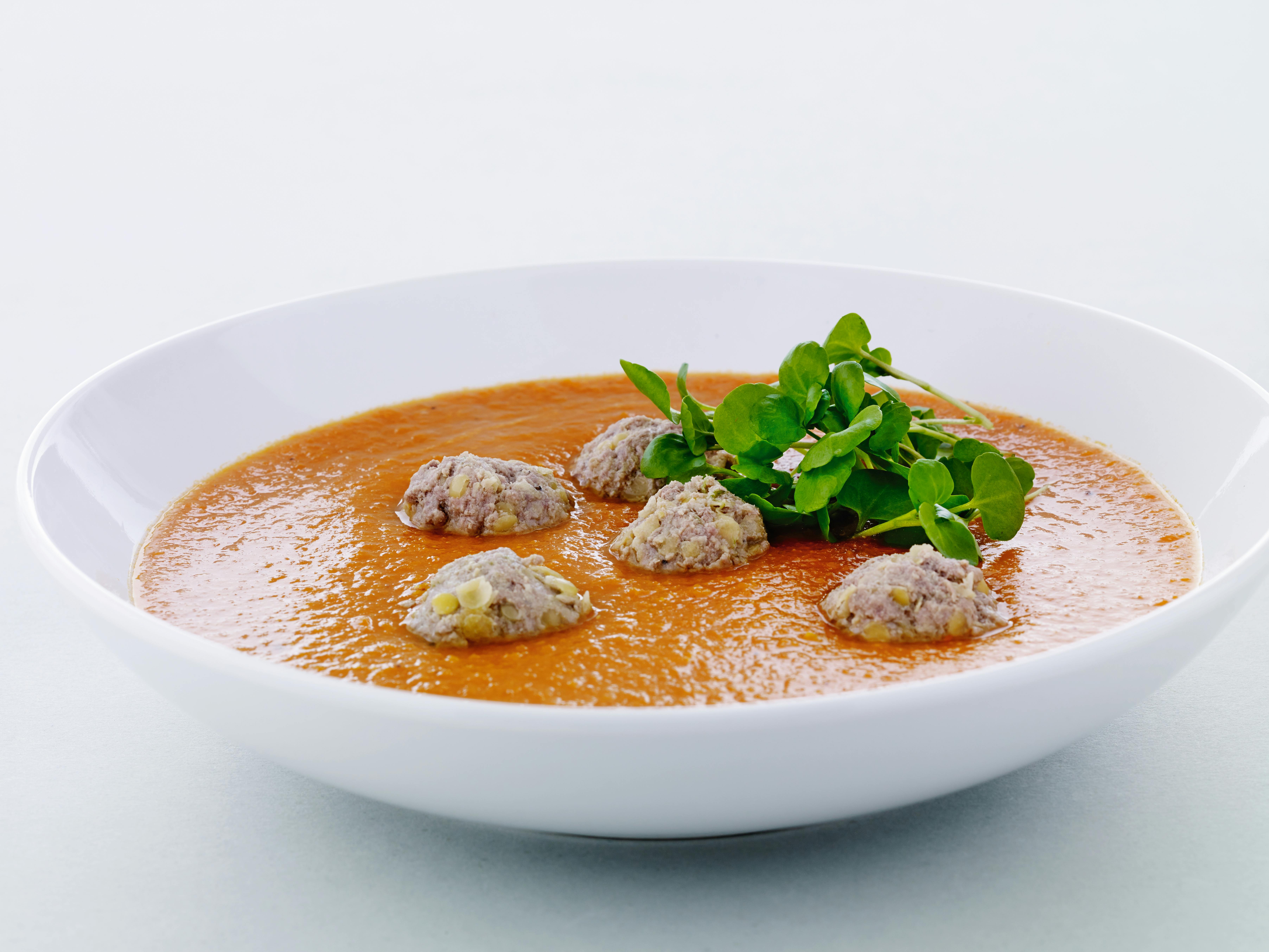 Skål med morotssoppa och köttbullar.