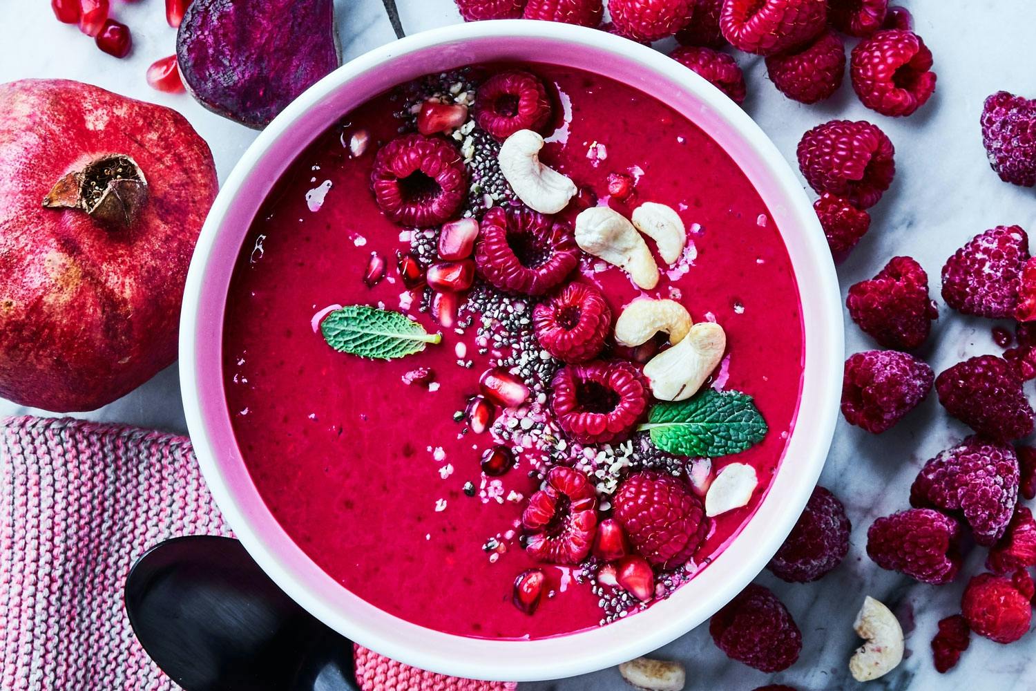 Skål med smoothie + hallon + cashewnötter