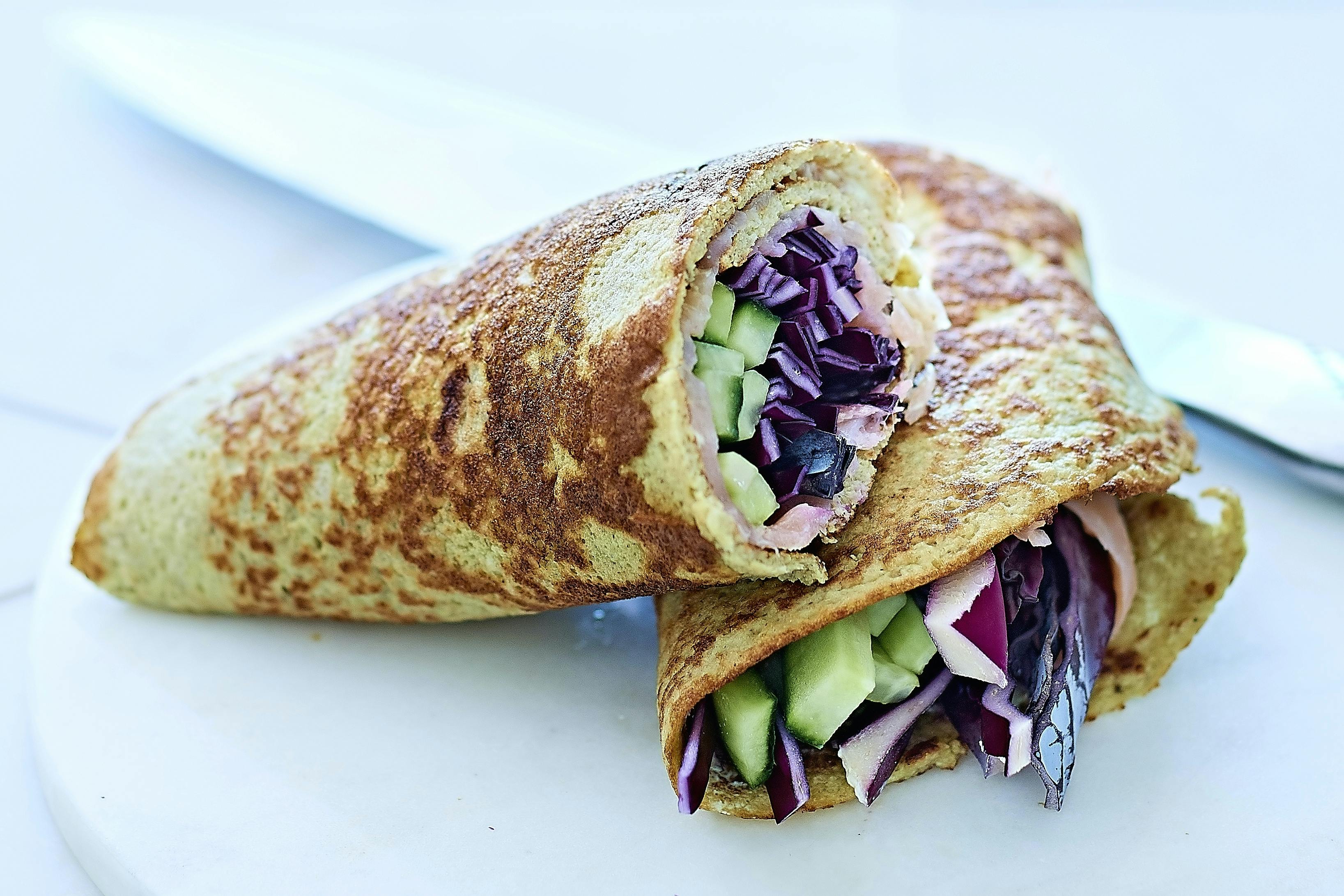 Wrap med grönsaker på tallrik