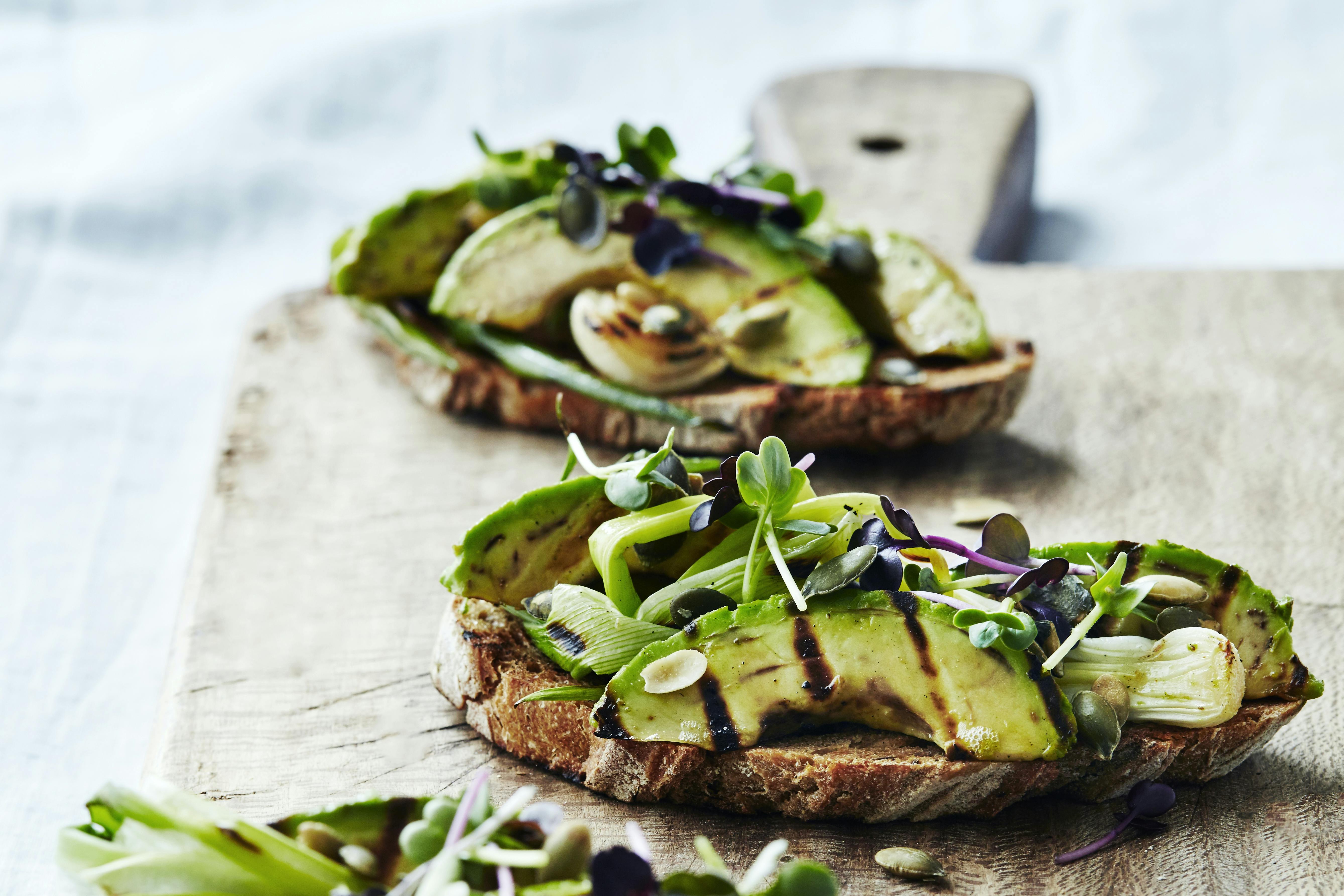 Skjærefjøl med brød, bruschetta og avokado