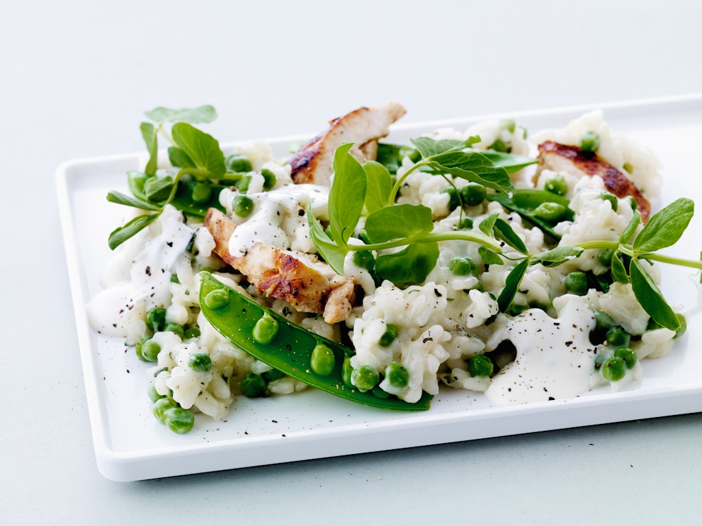 Risotto med ærter, kylling og ærteskud I FORM