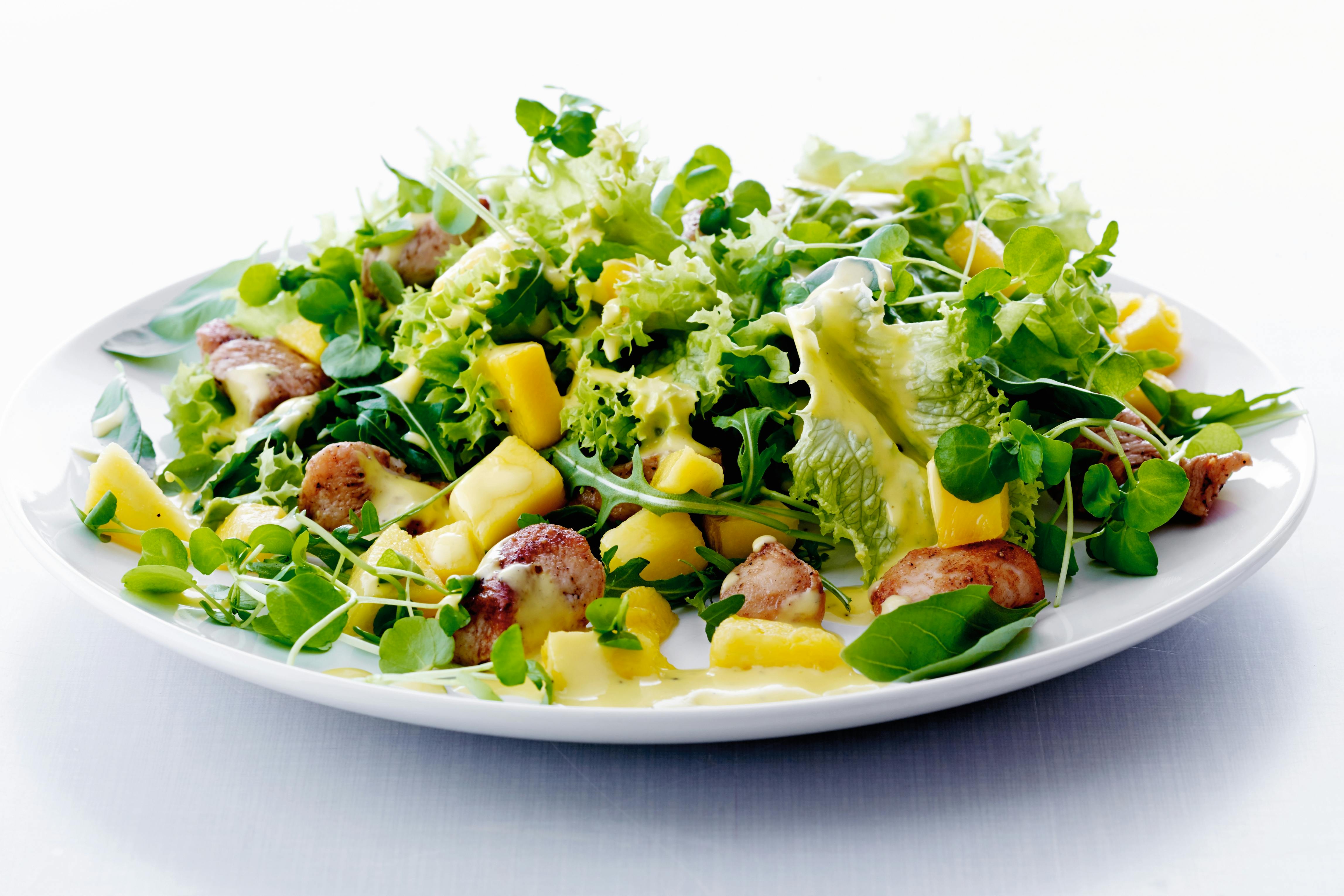 Grön sallad på tallrik.