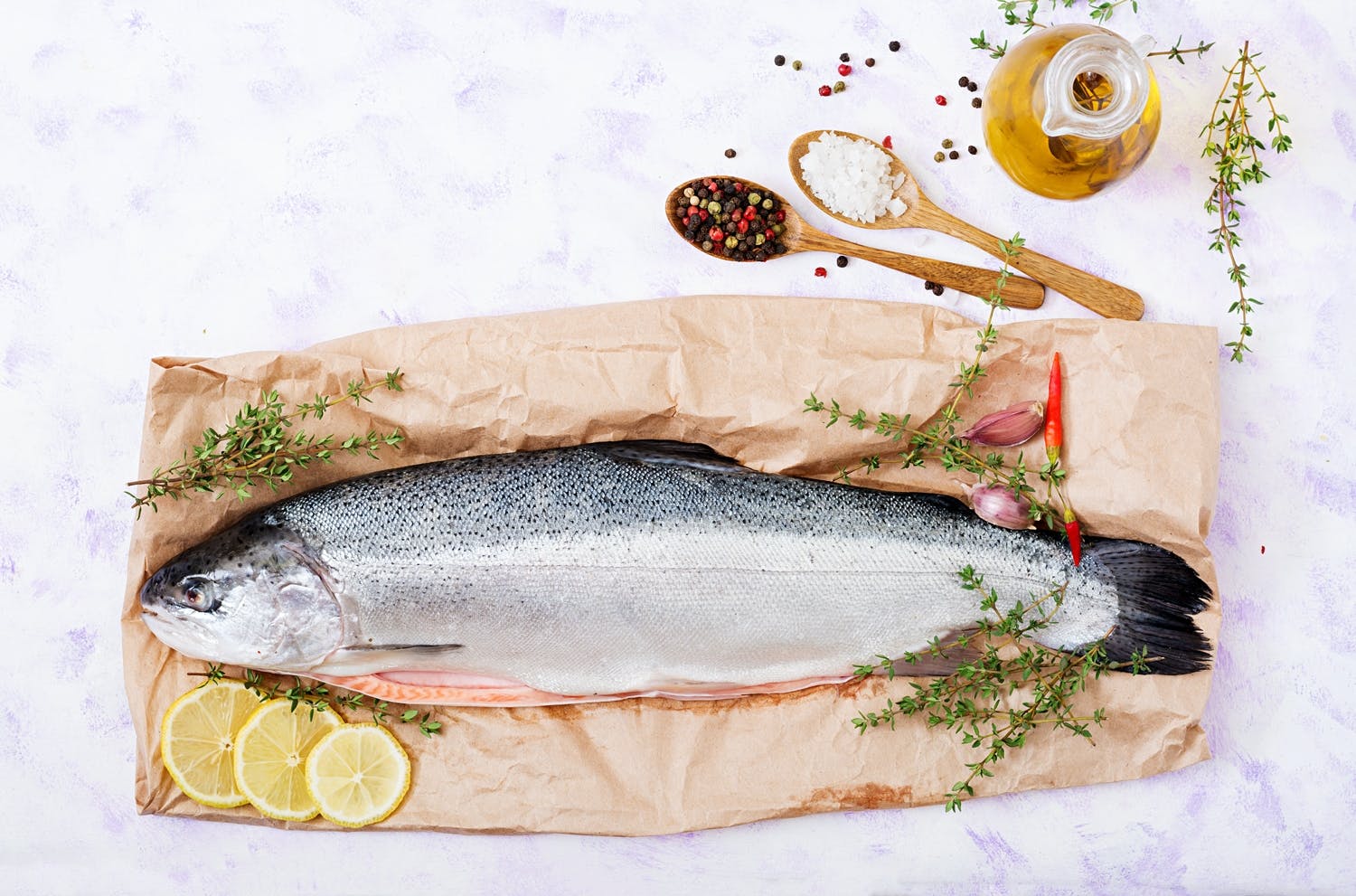 Kvinna med liten fisk i munnen.