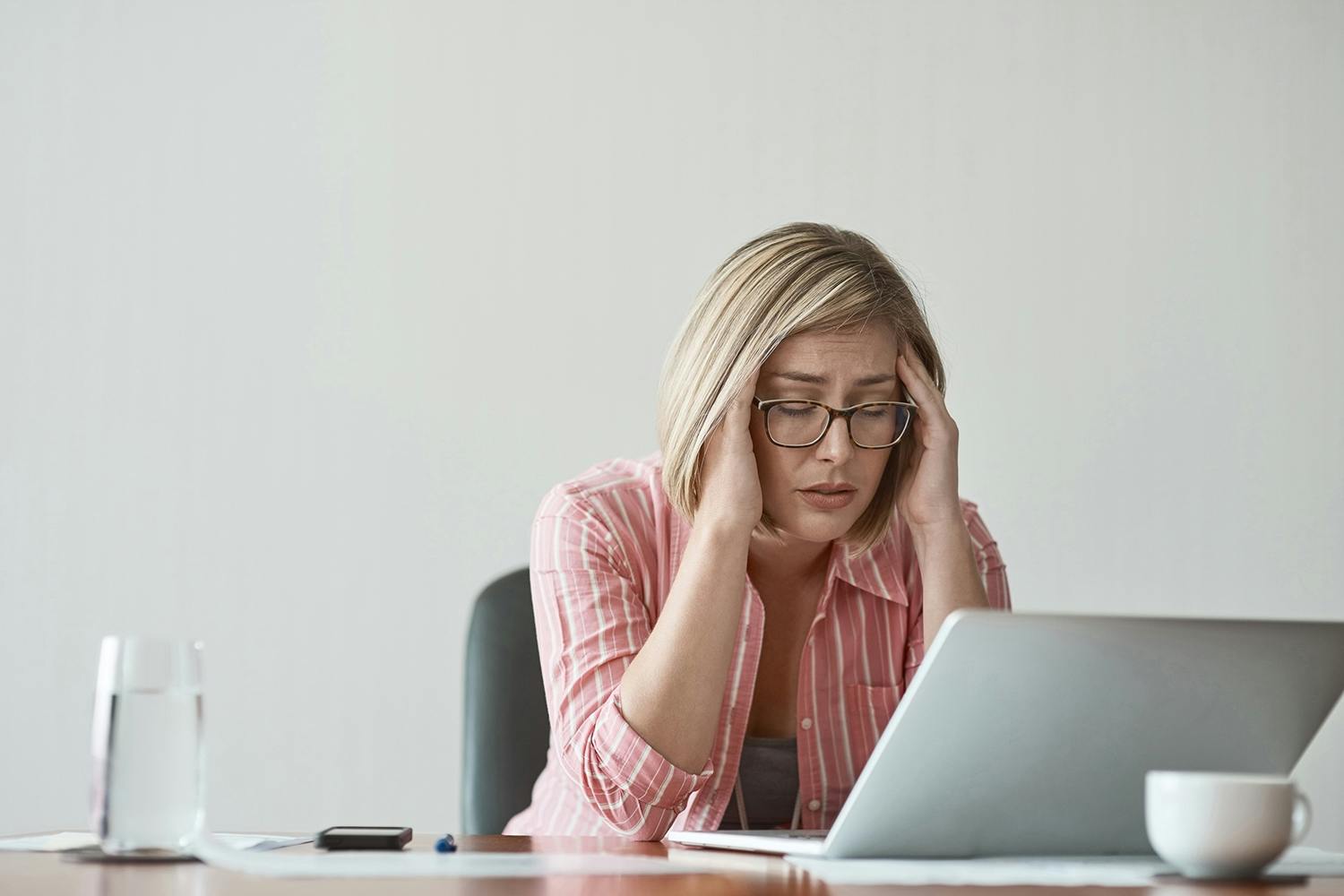 Kvinna på kontoret, stress.