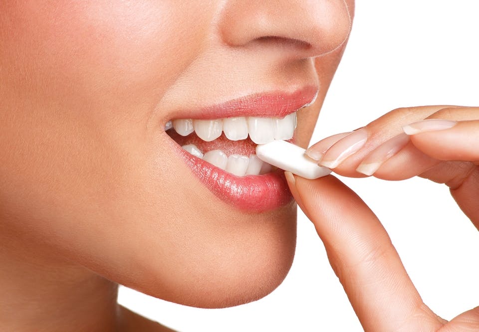 Tyggekuren Kvinde tygger