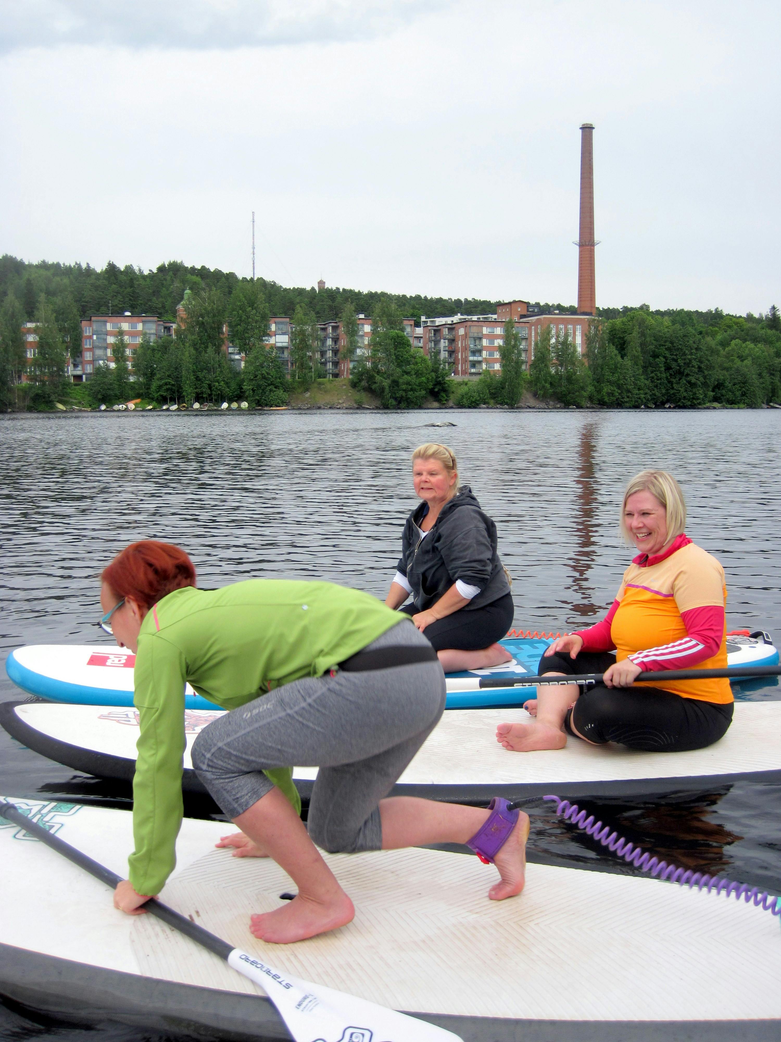 Suppailu: Mirkka nousee laudalla ylös - huomaa "kahle" jalassa.