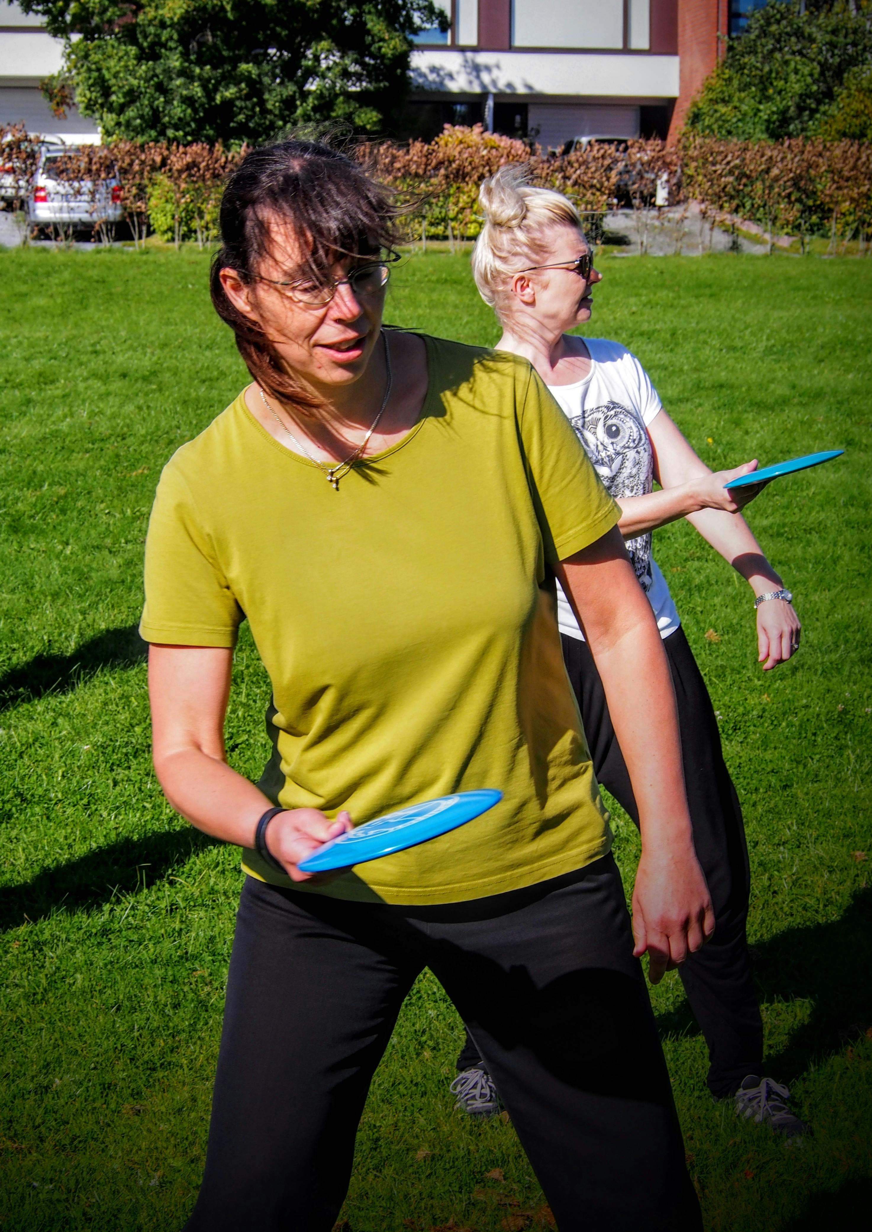 Frisbeegolf: draiveria heittämässä