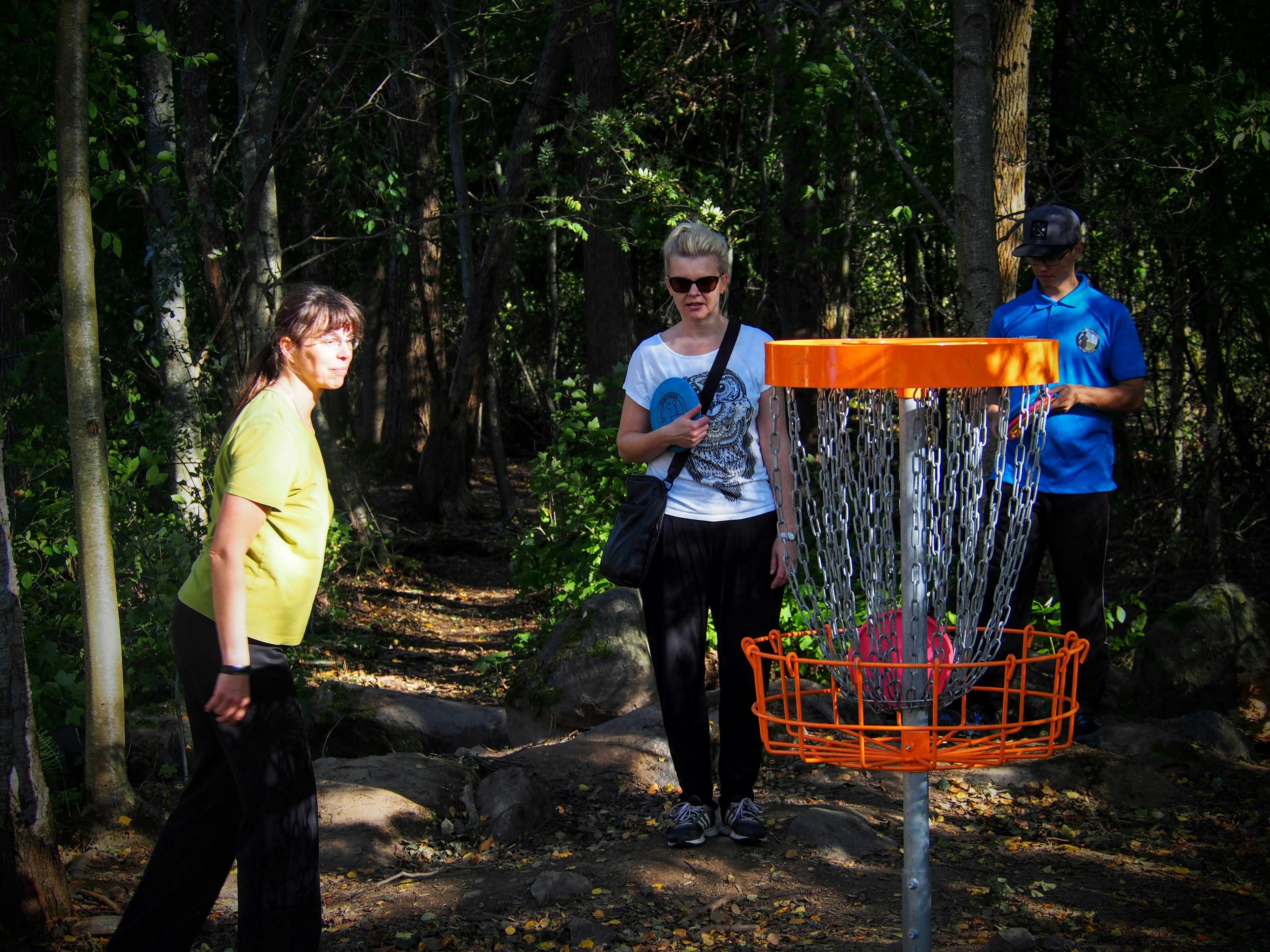Frisbeegolf-kiekko maalikorissa
