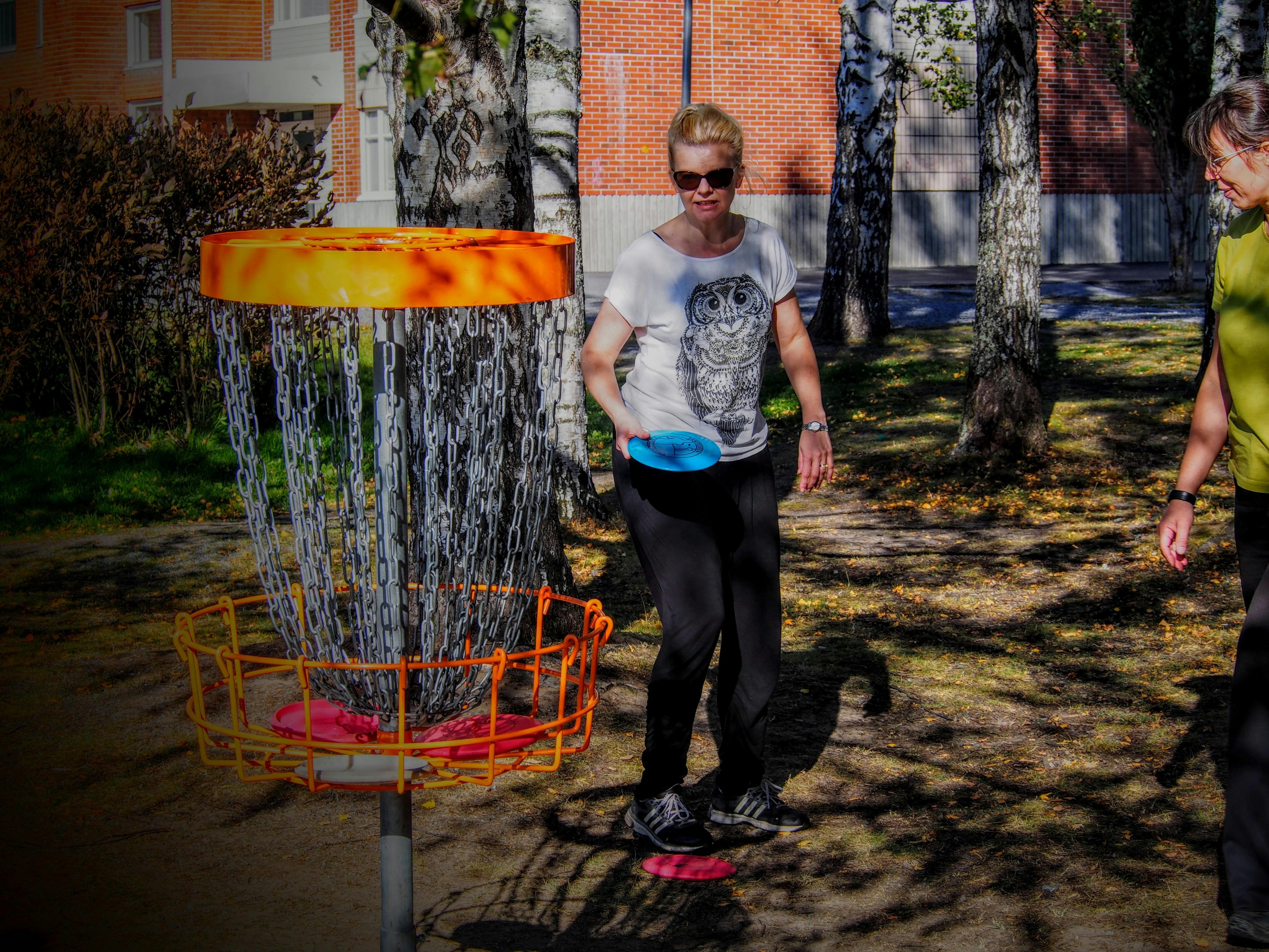 Frisbeegolf - putterilla heitetään koriin