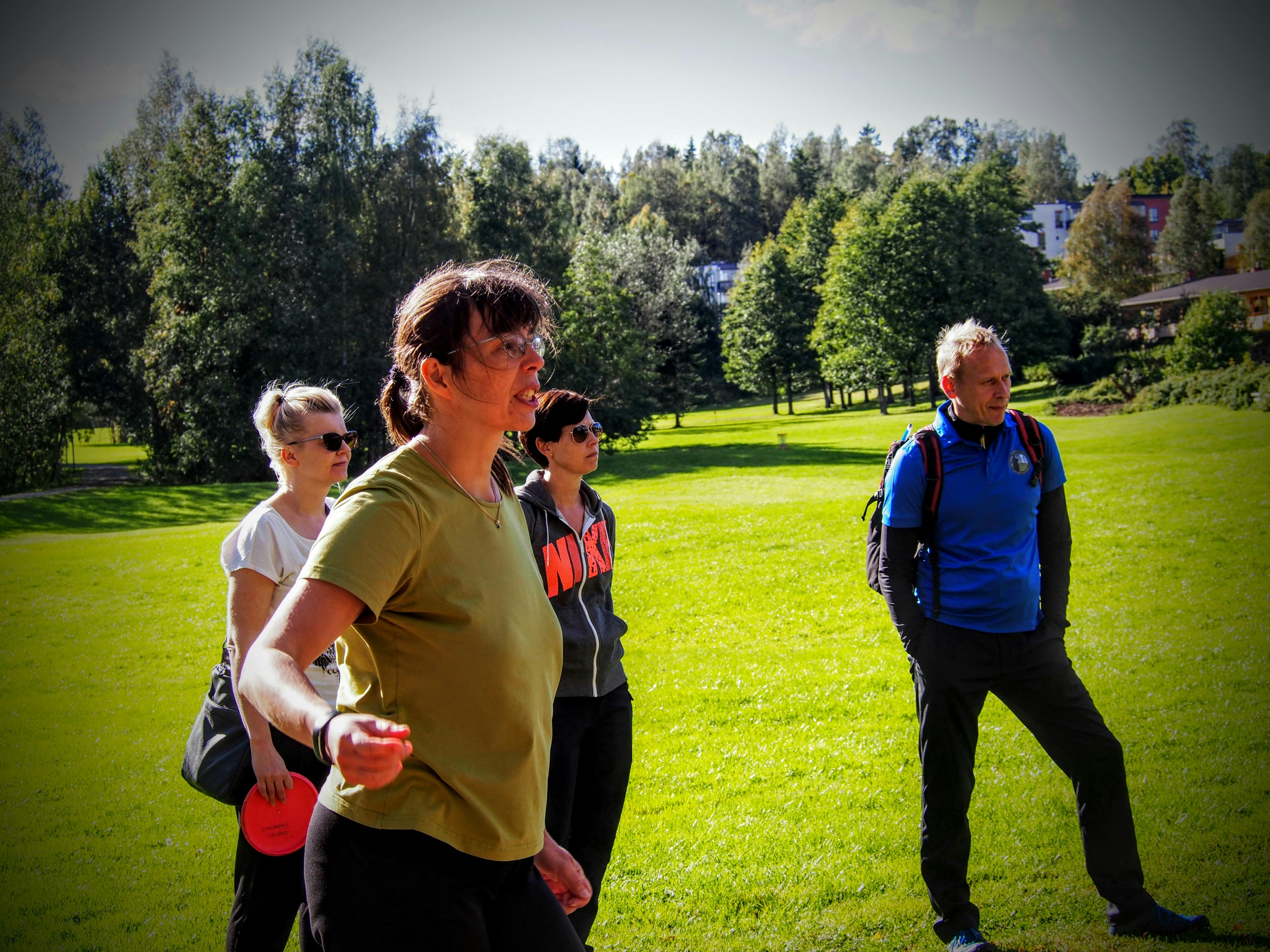 Frisbeegolf-kokeilijat ja Tampereen frisbeegolfseuran pj Mikko Putaja