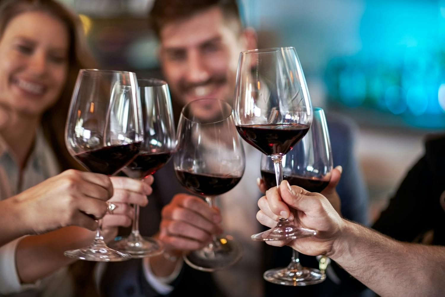 Kvinna tittar på ett glas vin.
