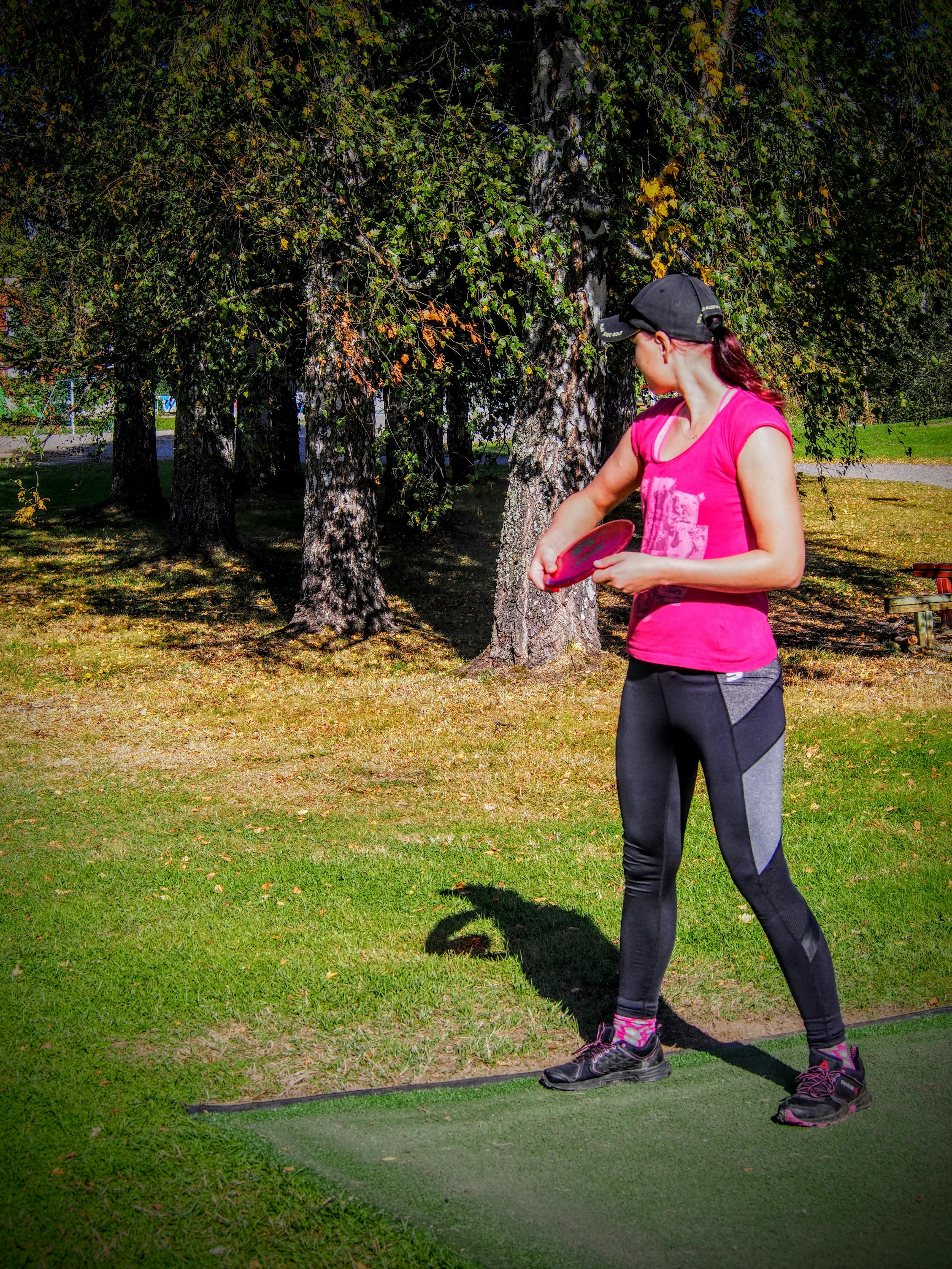 Frisbeegolfin harrastaja aloituspaikalla