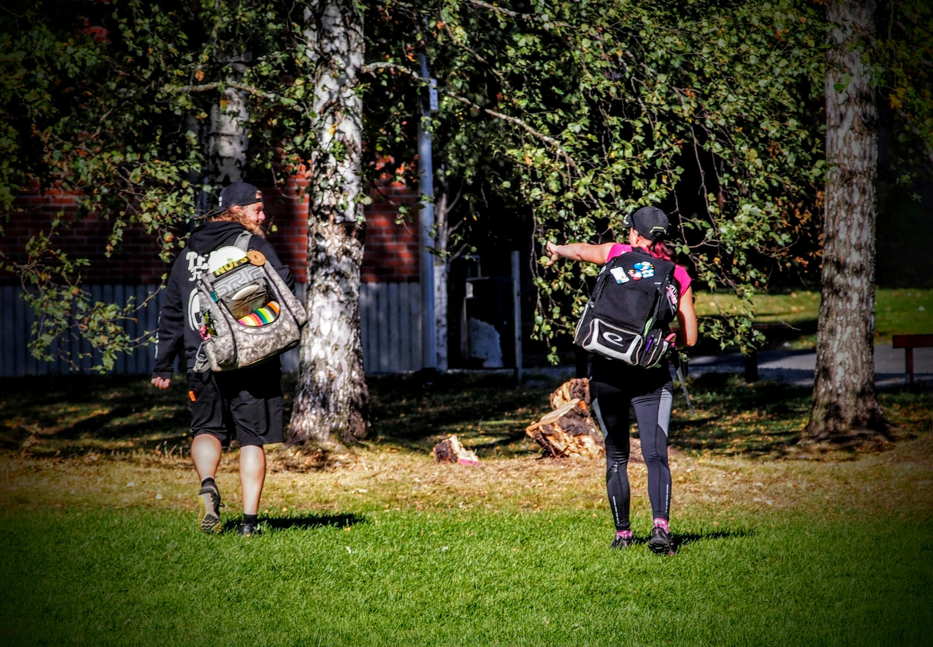 Frisbeegolf-harrastajilla on suuri valikoima frisbeegolfkiekkoja ja niille erityisreppu.