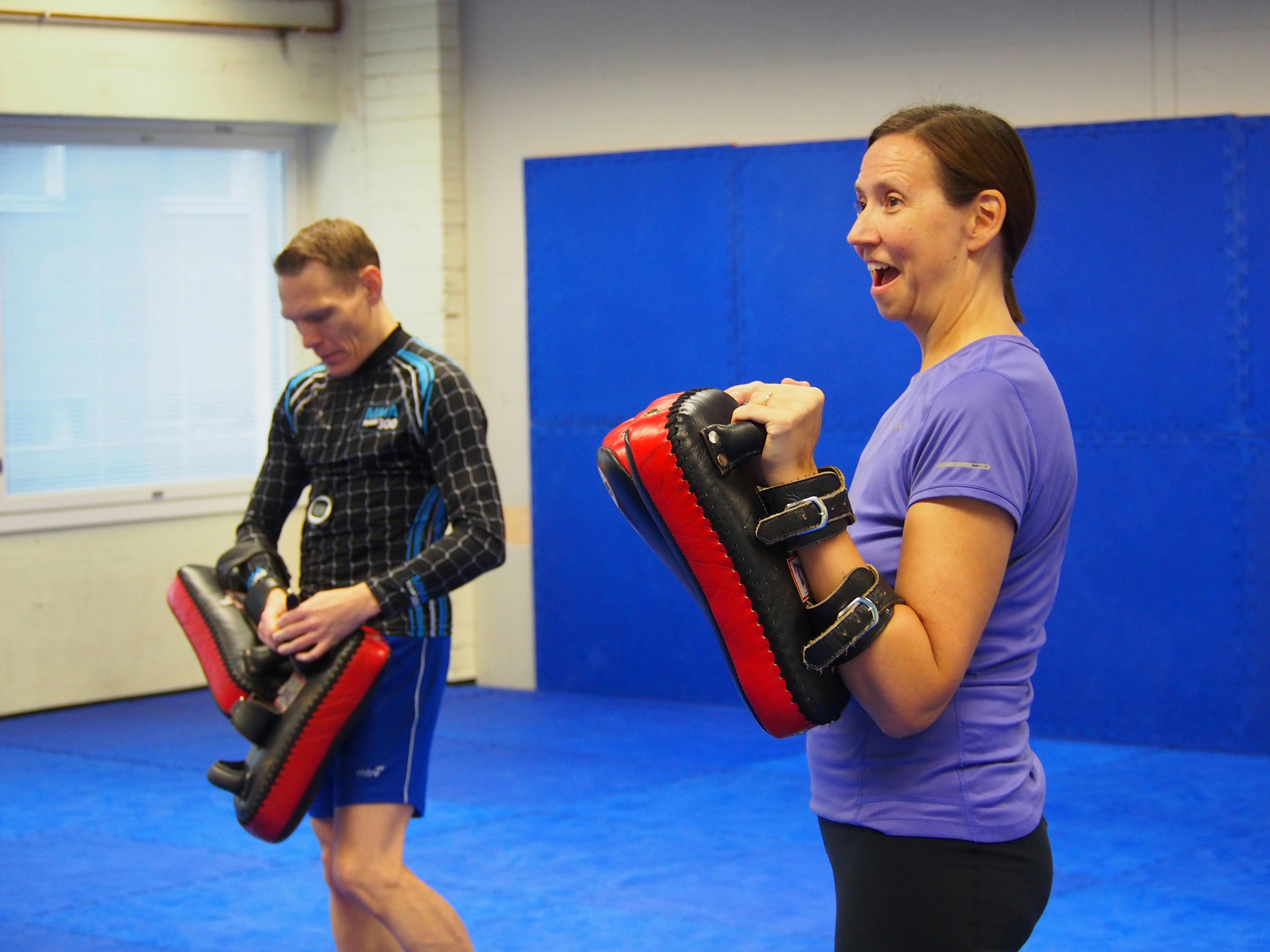 Thaiboxing-ohjaaja Timo ja Mirja