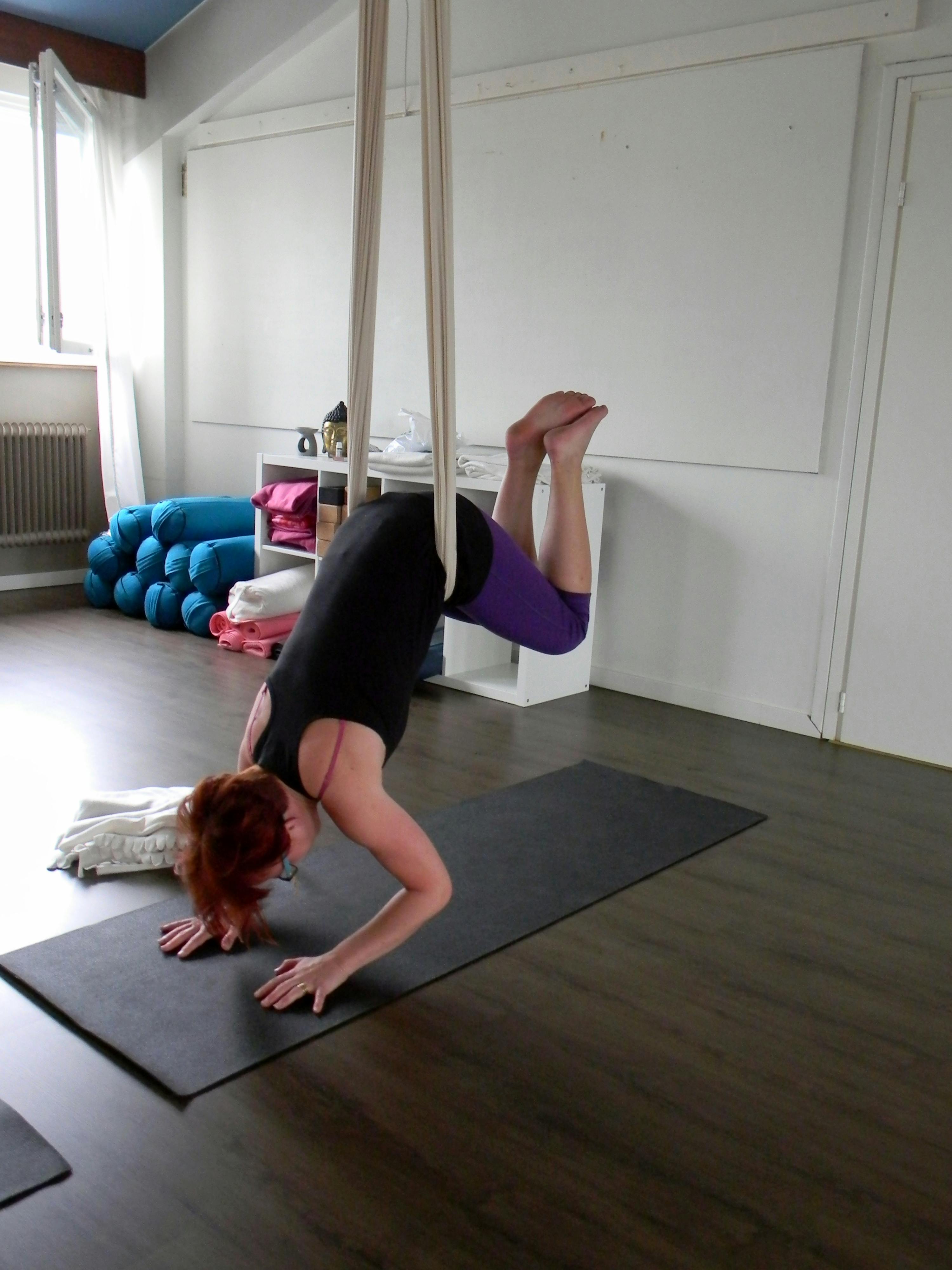 Mirkka liinoissa pää alaspäin.