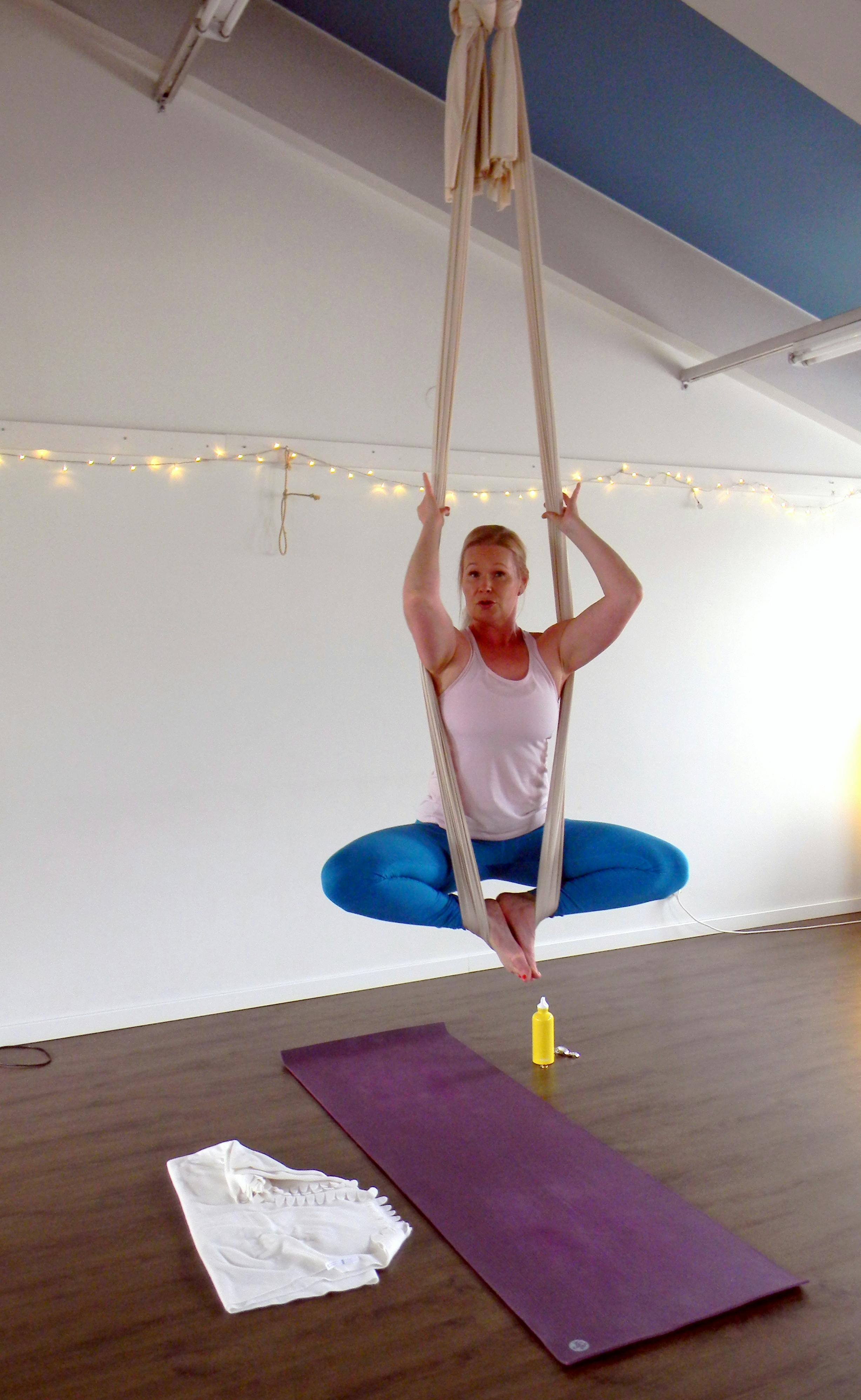 Ohjaaja Katja näyttää levitoivan.