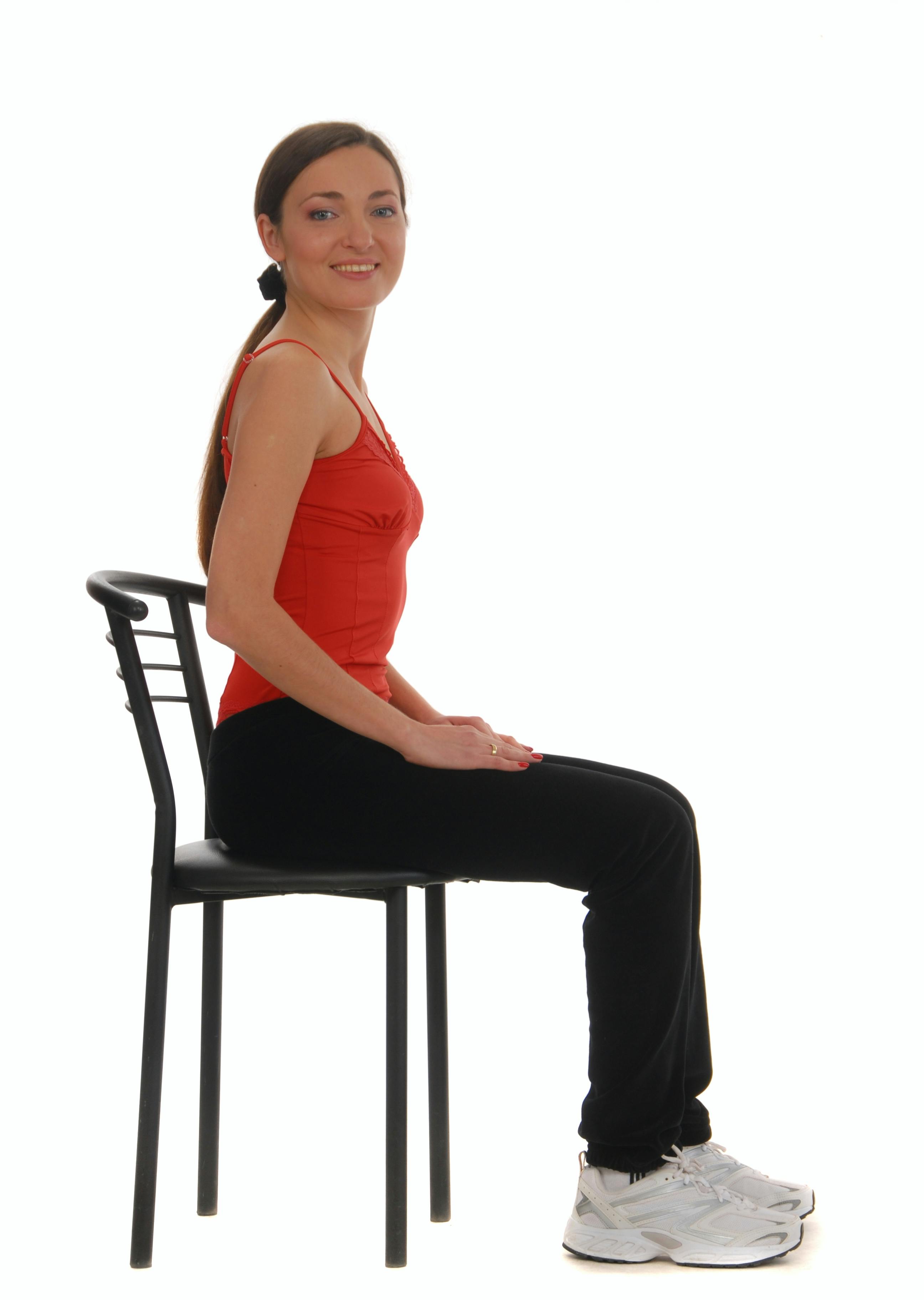 Kvinne sitter på stol i treningstøy