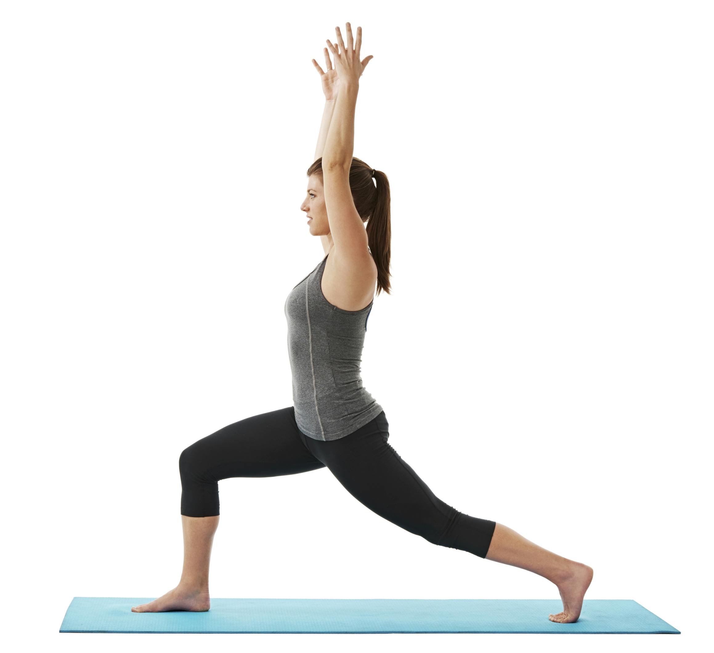 Kvinne gjør utfall på en yogamatte