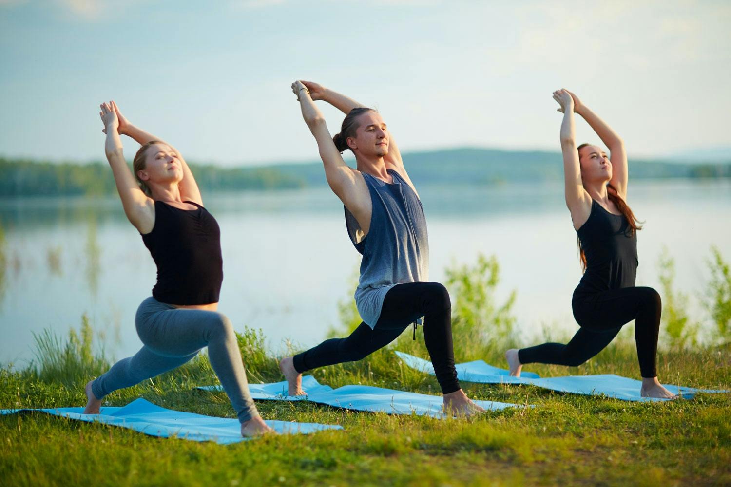 Kvinde laver yoga i skov