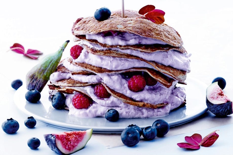 Tårn af pandekager med hindbær creme