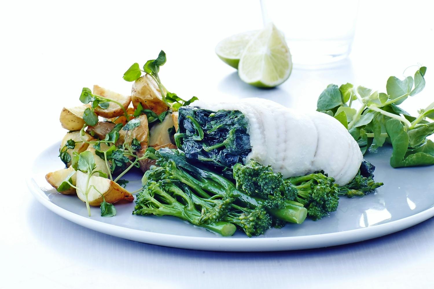 Tallerken med fisk og salat