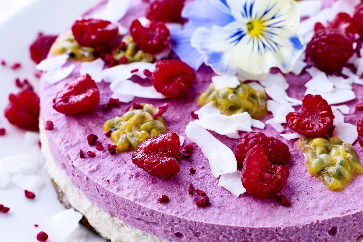 Lagkake pyntet med blomster og bær