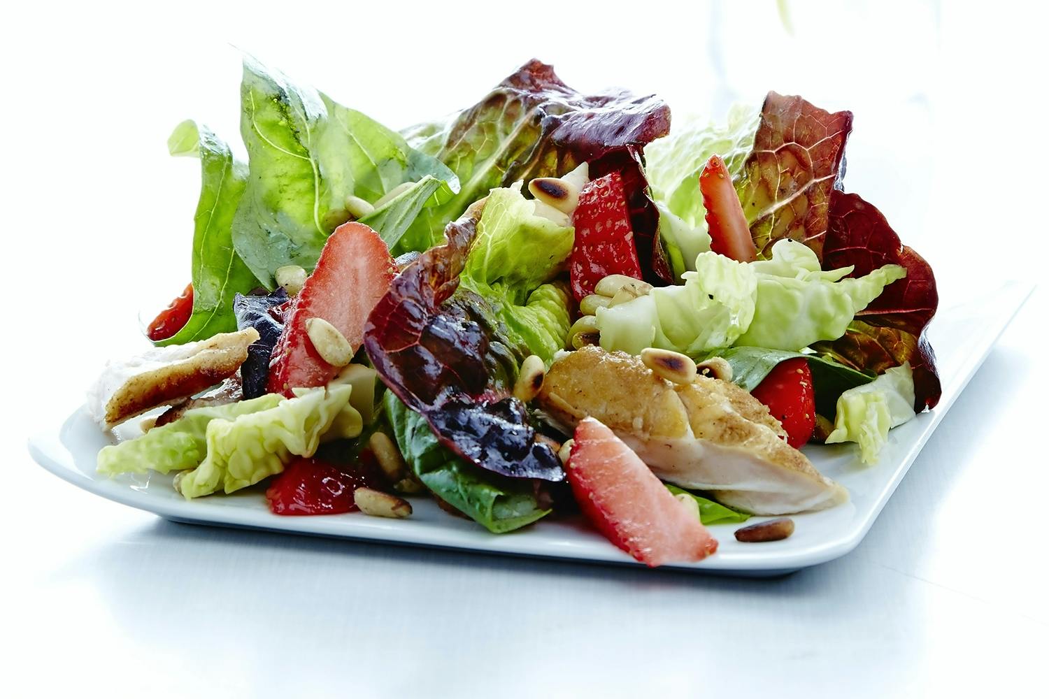 Tallrik med sallad.
