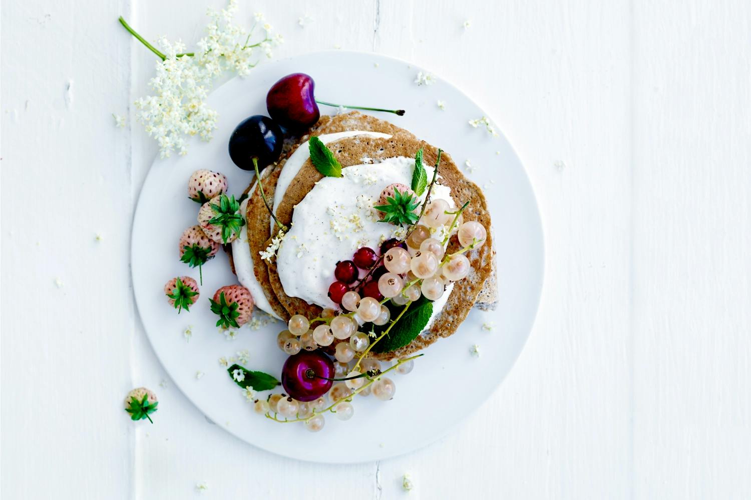 En portion keso-pannkakor med bär och kvargkräm