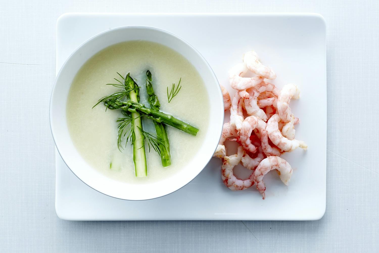 Tallerken med reker og skål med suppe
