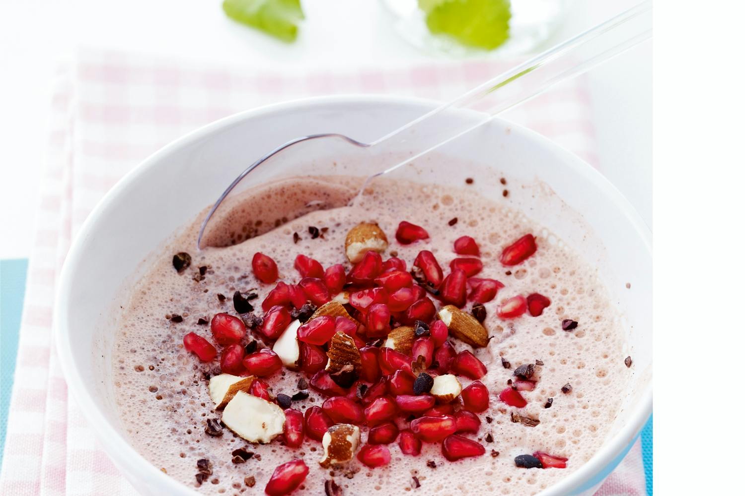 Chiapudding med jordgubbar och granatäpple