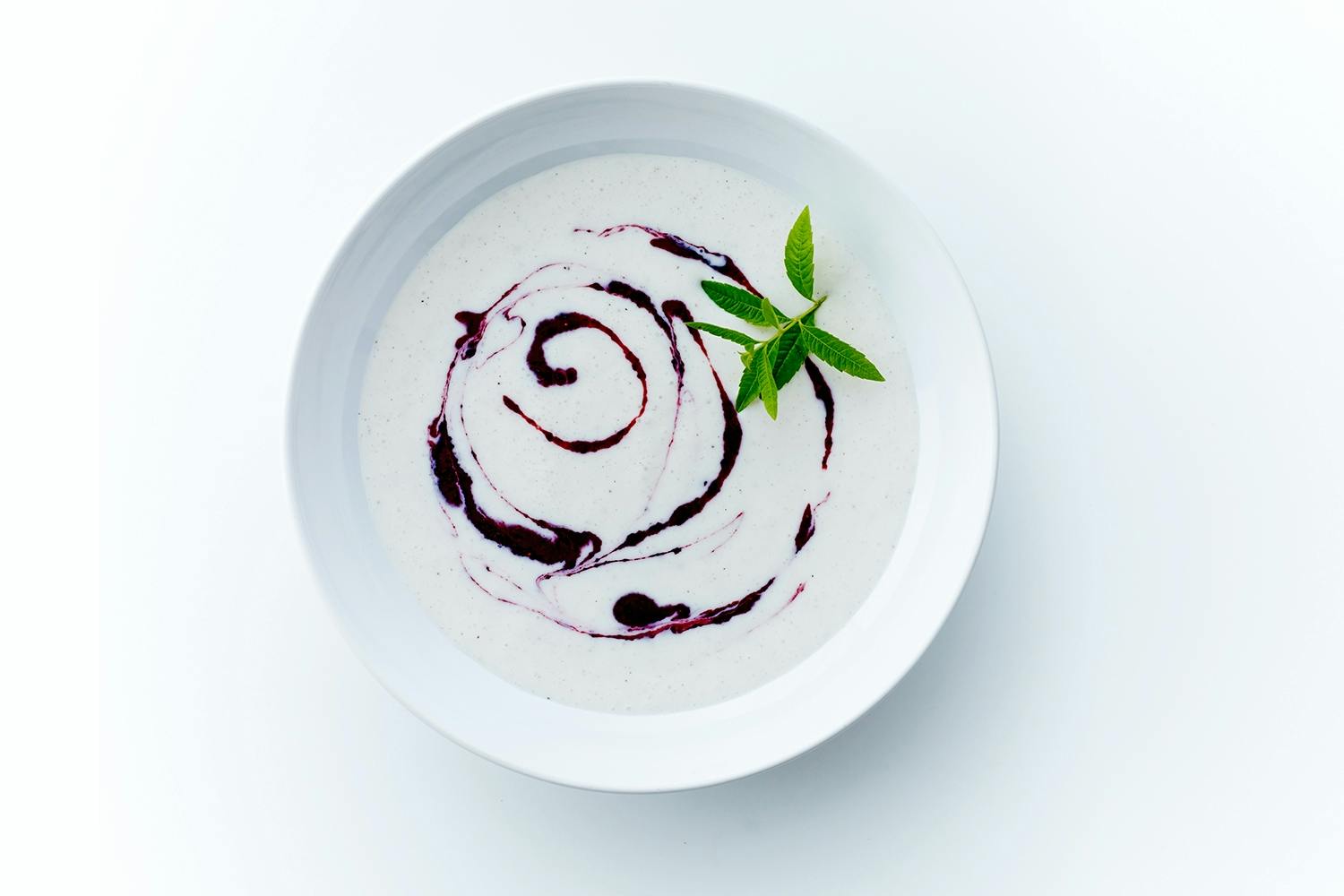 Mustaherukka ja sitruunaverbena -koldskål.