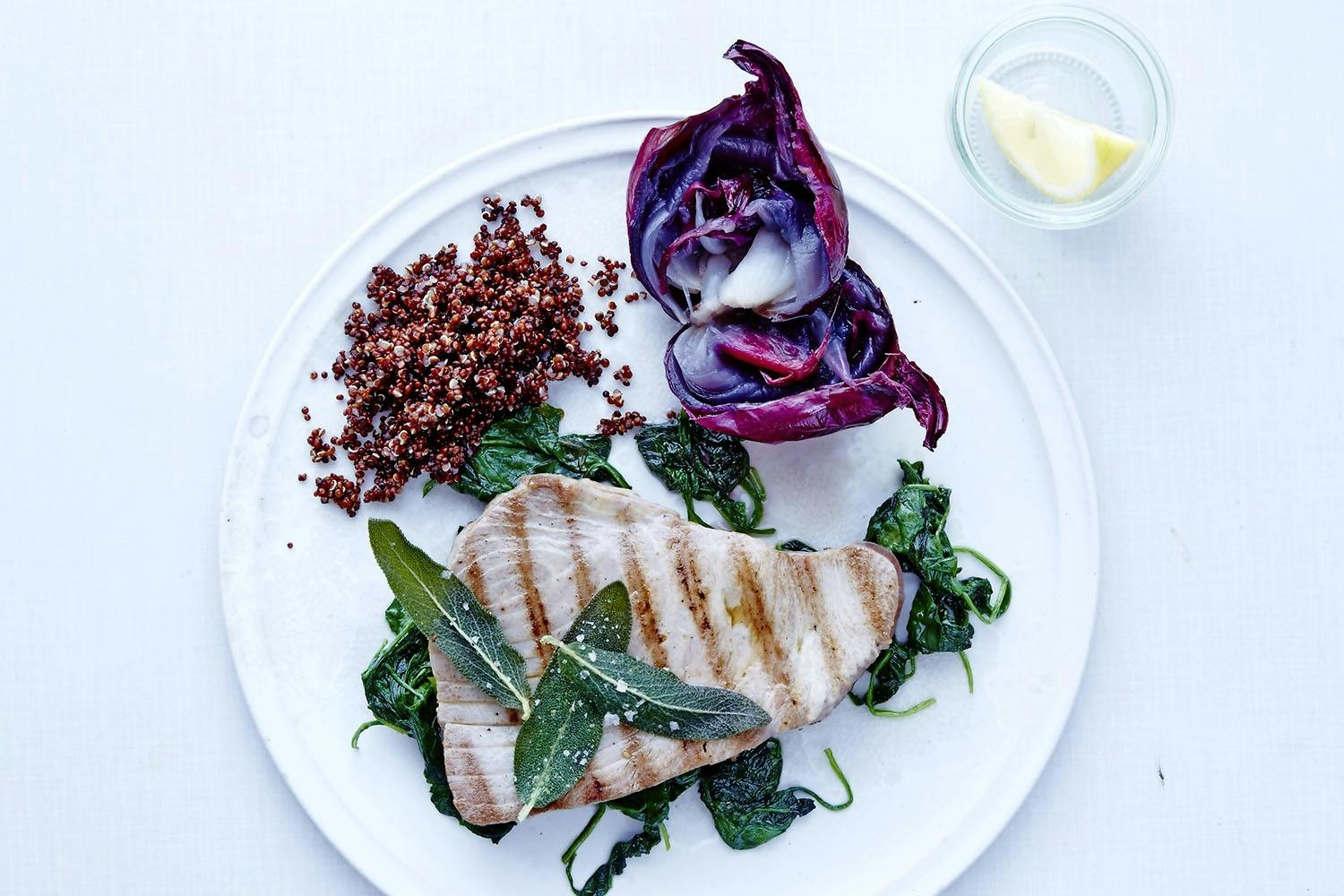 Tallrik med tonfisk och grönsaker.