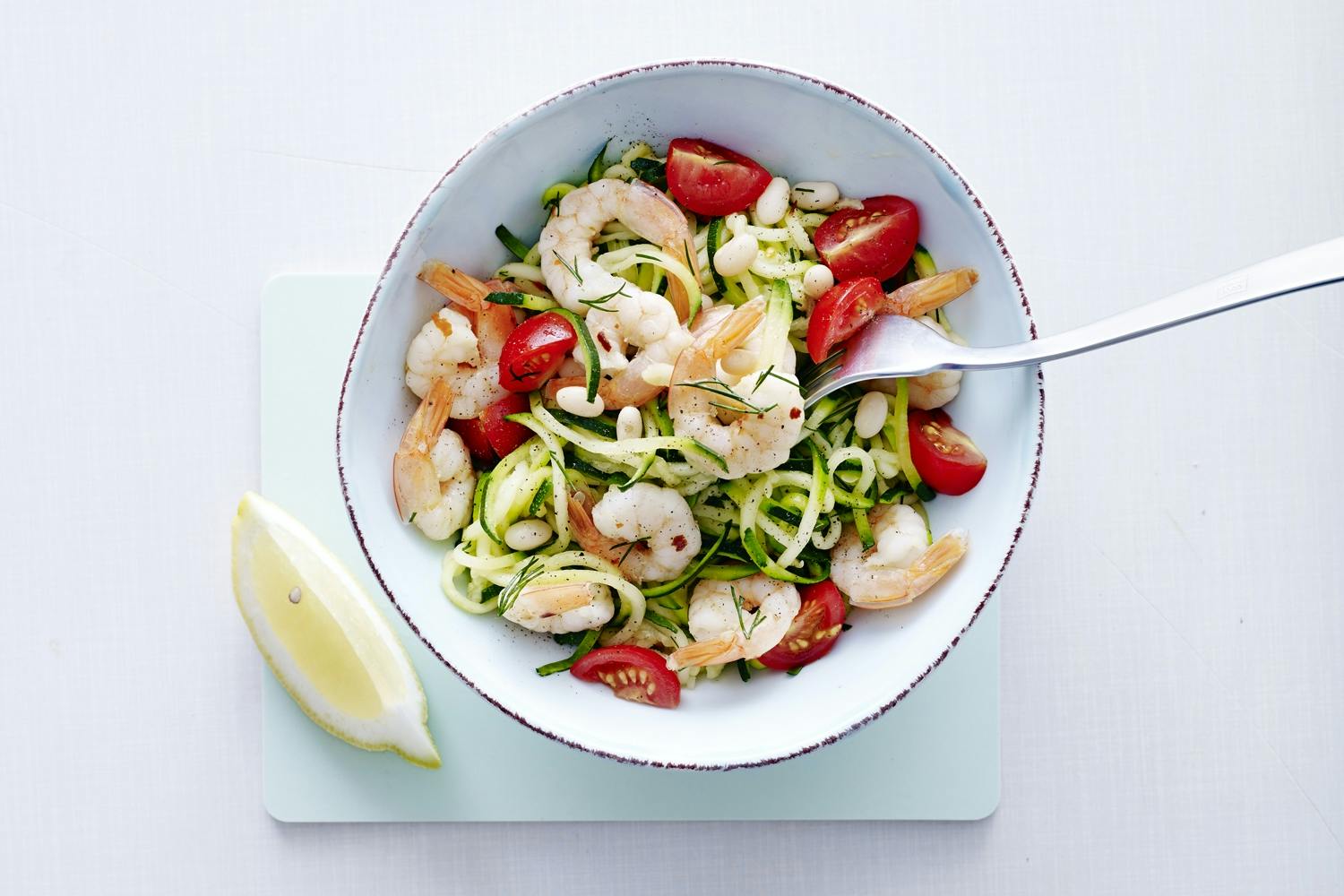Squashpasta med rejer og hvide bønner