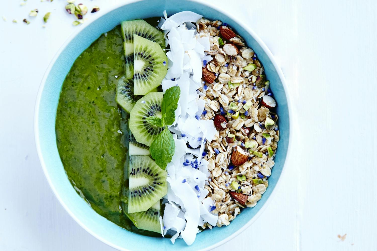 Skål med smoothie og topping