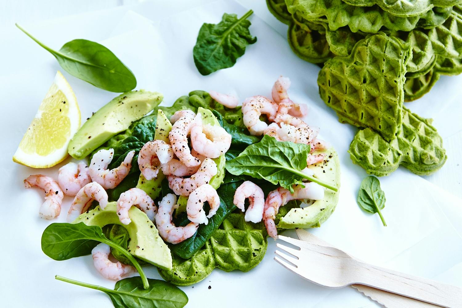 Våfflor med spenat, räkor och avokado