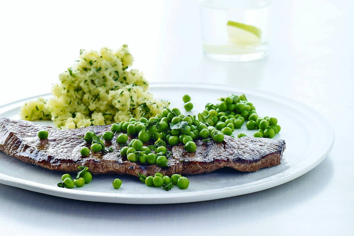 steak med ærter og mos