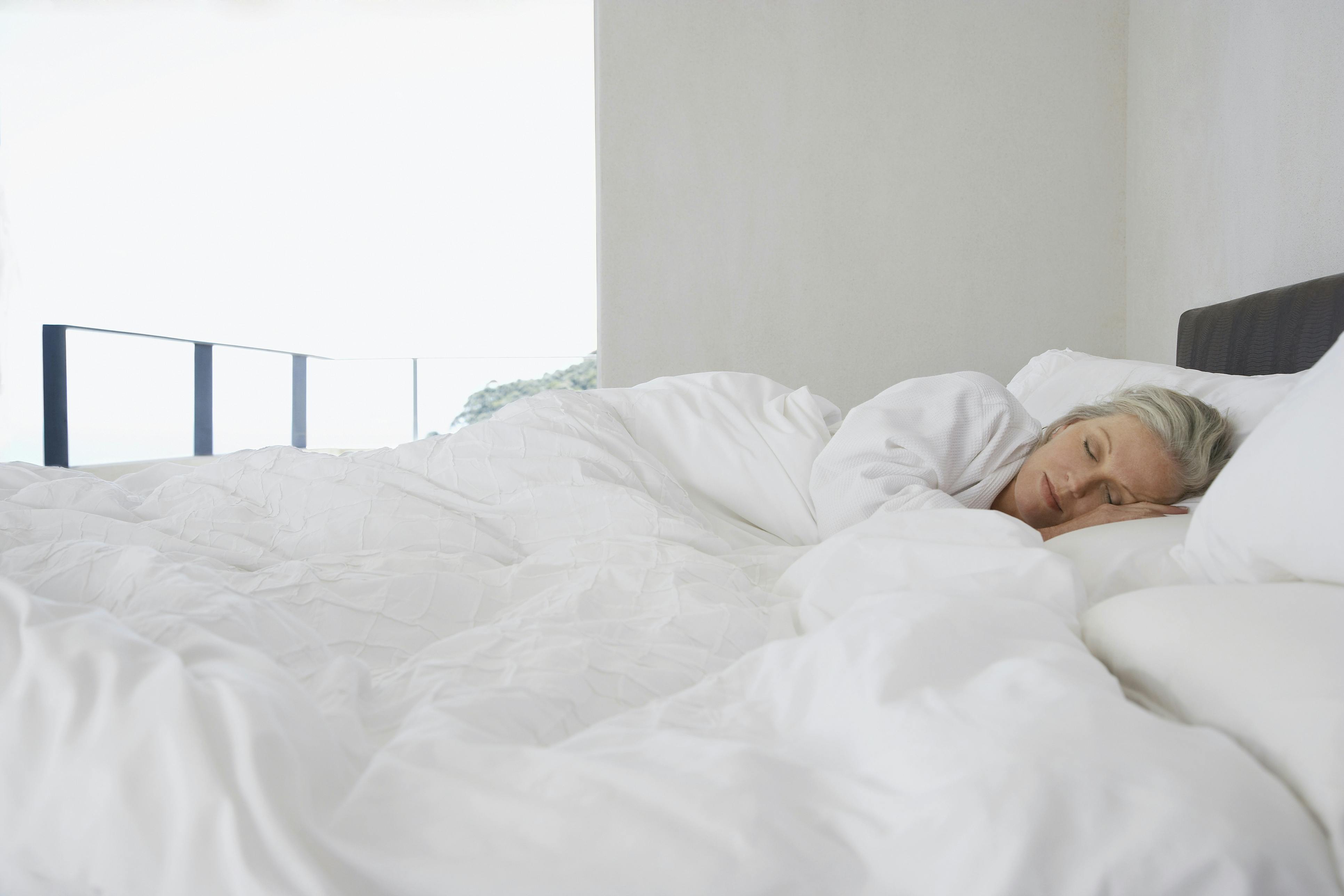 Billede af kvinde, der sover trygt og fredfyldt.