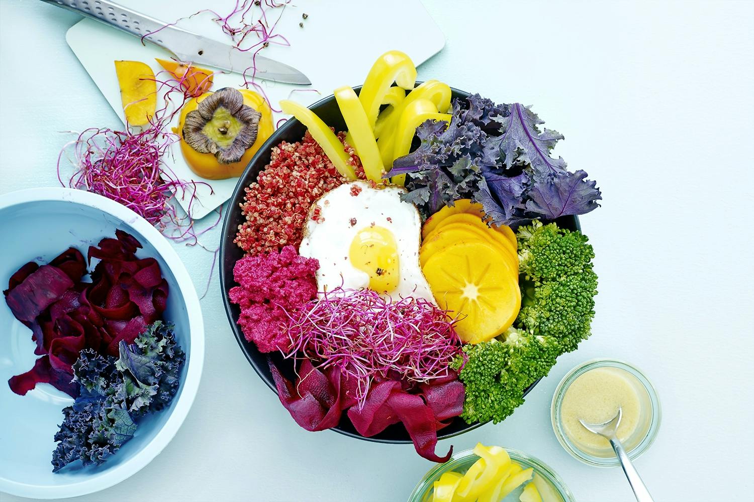 Voimakulho-buddhabowl, jossa mm. paistettu muna, punajuurihummusta ja punaista kvinoaa