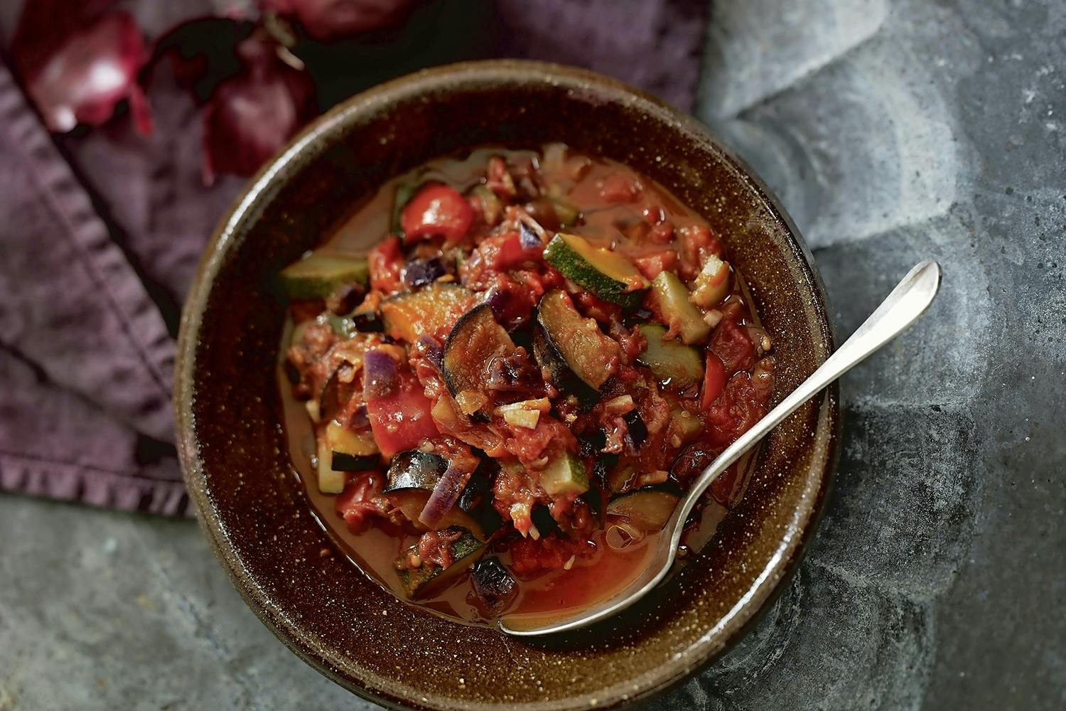 Ratatouille i en skål med ske