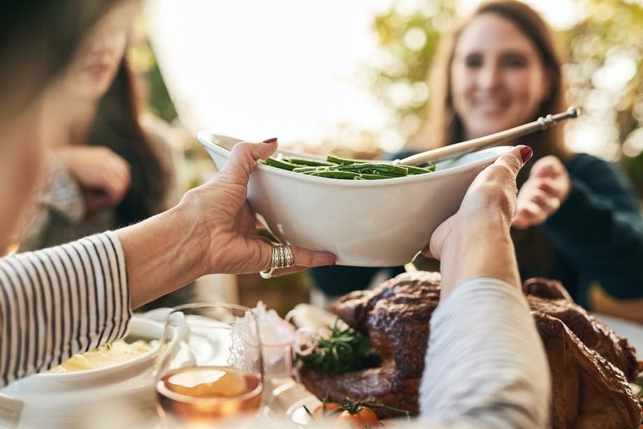 Kvinne spiser julestokk