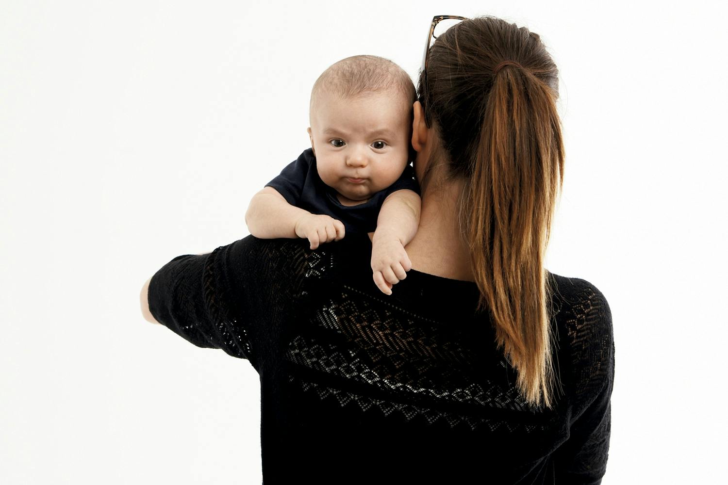 Kvinne holder baby