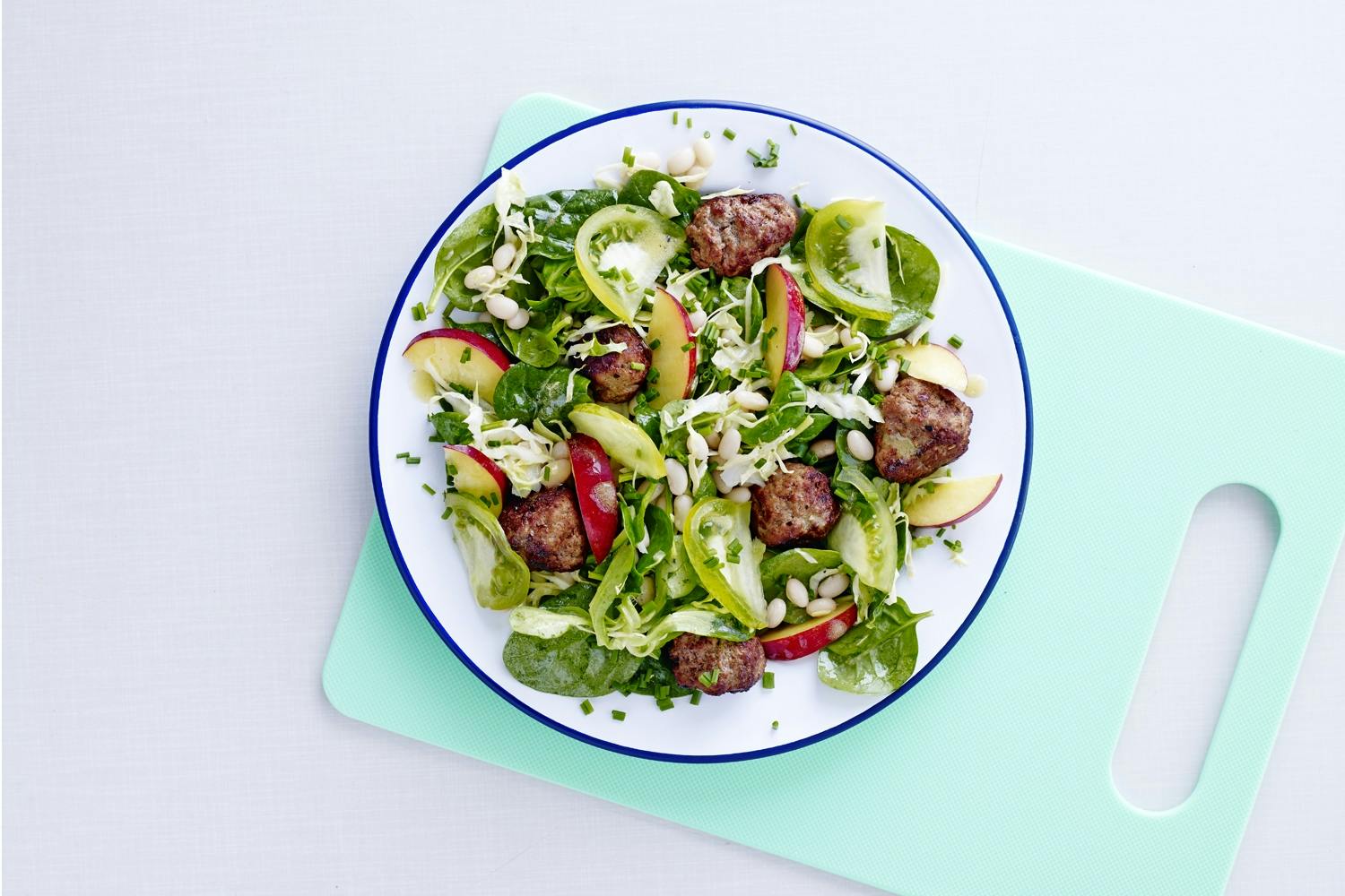 Bønnesalat med krydrede kjøttboller