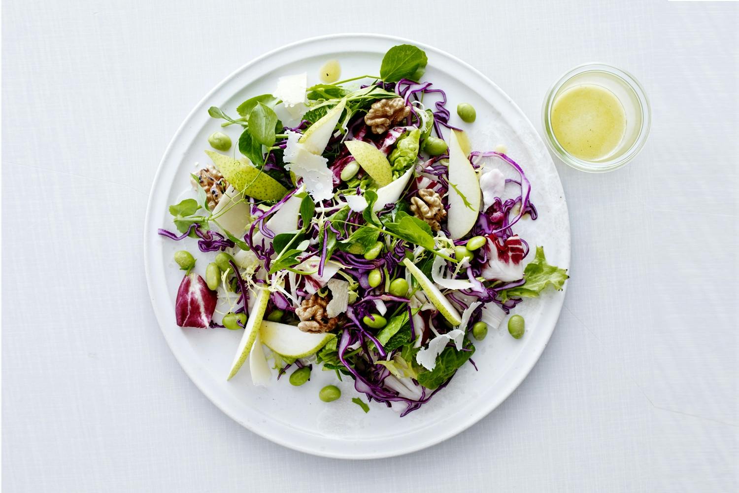 Sallad med sojabönor, päron och valnötter