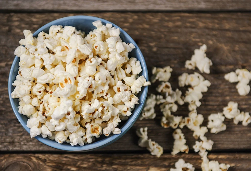 Popcornia kulhossa ja pöydällä