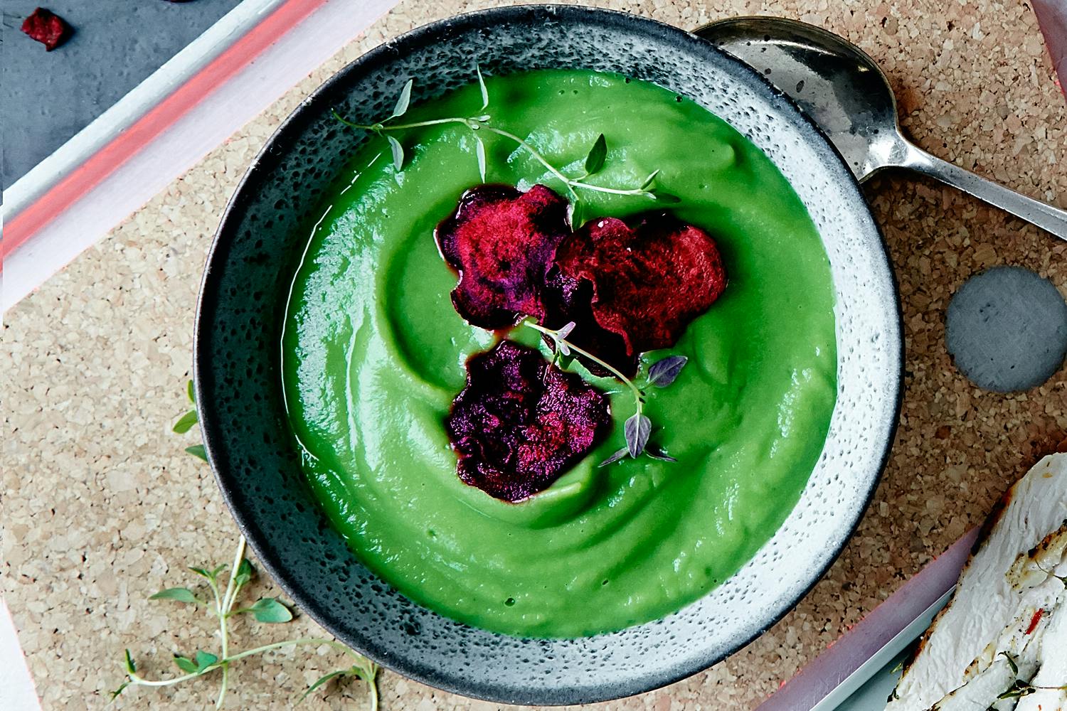 Broccolisuppe med rødbedechips